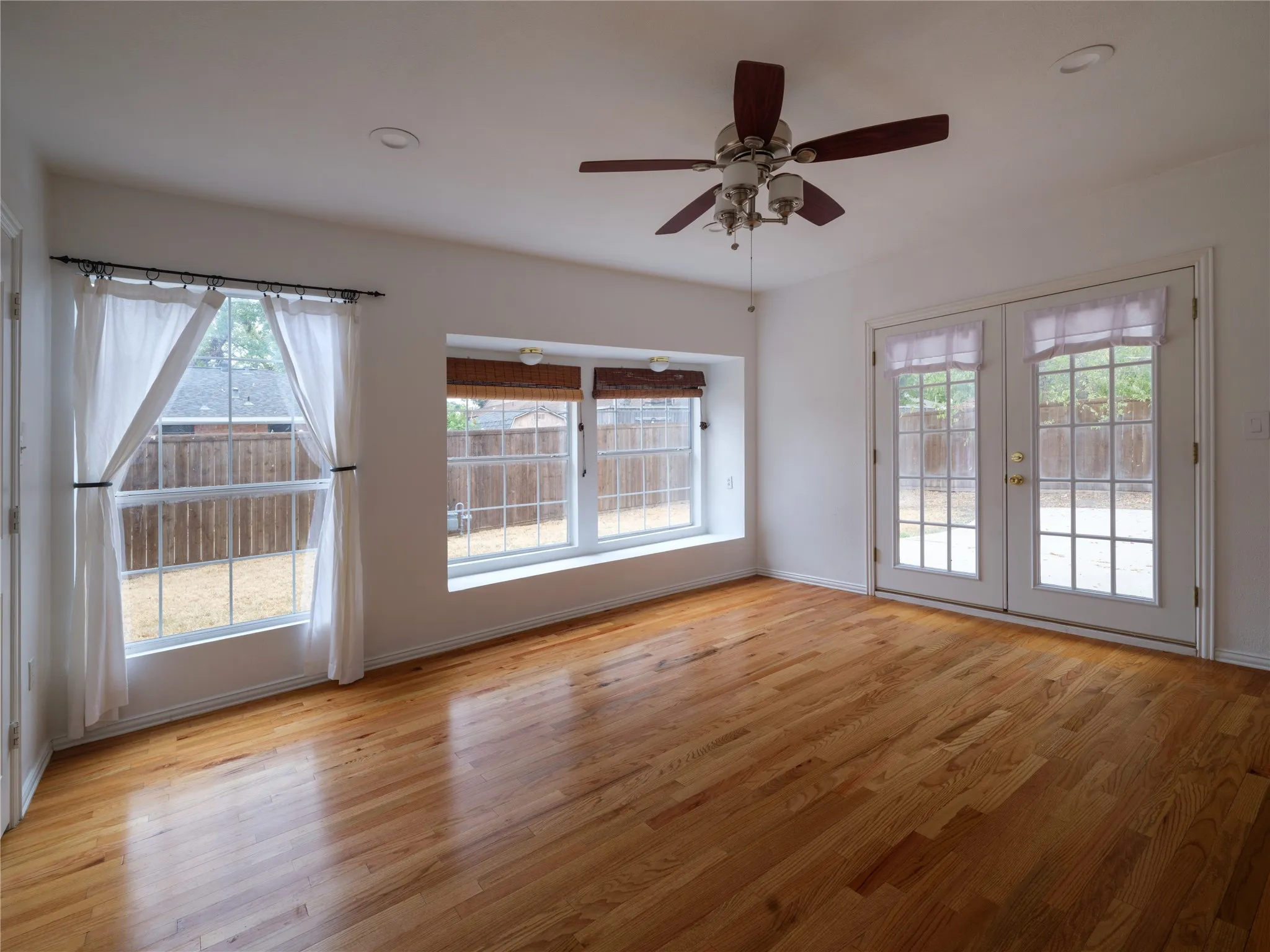 Single Family Residence For Sale in Dallas County , 427 Rorary Drive, Richardson, Texas 75081, 3 Bedroom, 3 Bathroom, 1 Garage spaces, 1,728 Sqft, built in 1956, mls#21398667, Real Estate Agent in Richardson, Homes For Sale in Dallas county, Homes For Sale in Richardson, Realtor in Richardson Texas, Real Estate Brokerage Independent Realty Texas, Luminita Cordes Realtor