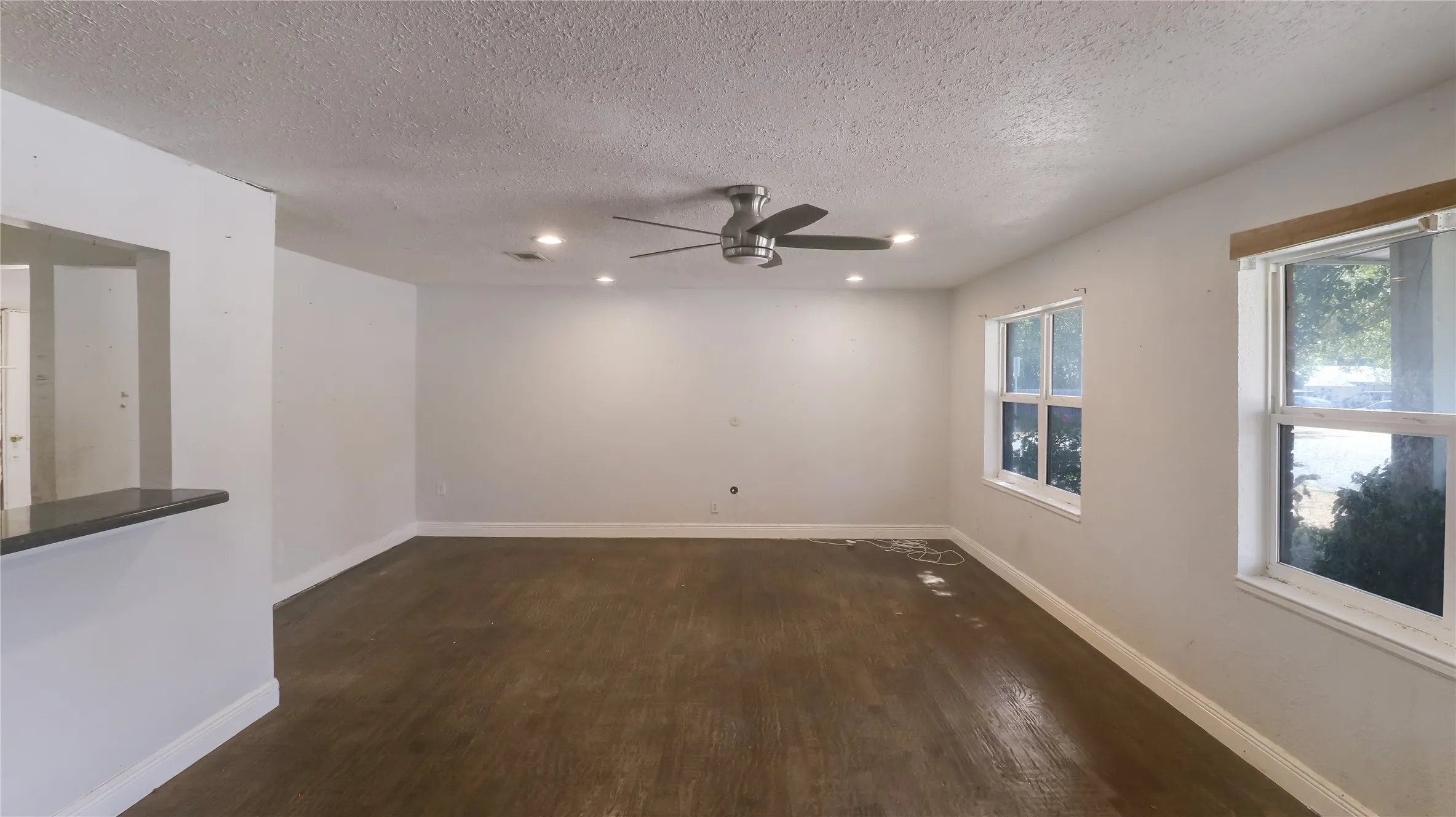 Single Family Residence For Sale in Dallas County , 2201 Linwood Lane, Irving, Texas 75061, 3 Bedroom, 2 Bathroom, Garage spaces, 1,350 Sqft, built in 1964, mls#21400777, Real Estate Agent in Irving, Homes For Sale in Dallas county, Homes For Sale in Irving, Realtor in Irving Texas, Real Estate Brokerage Independent Realty Texas, Luminita Cordes Realtor