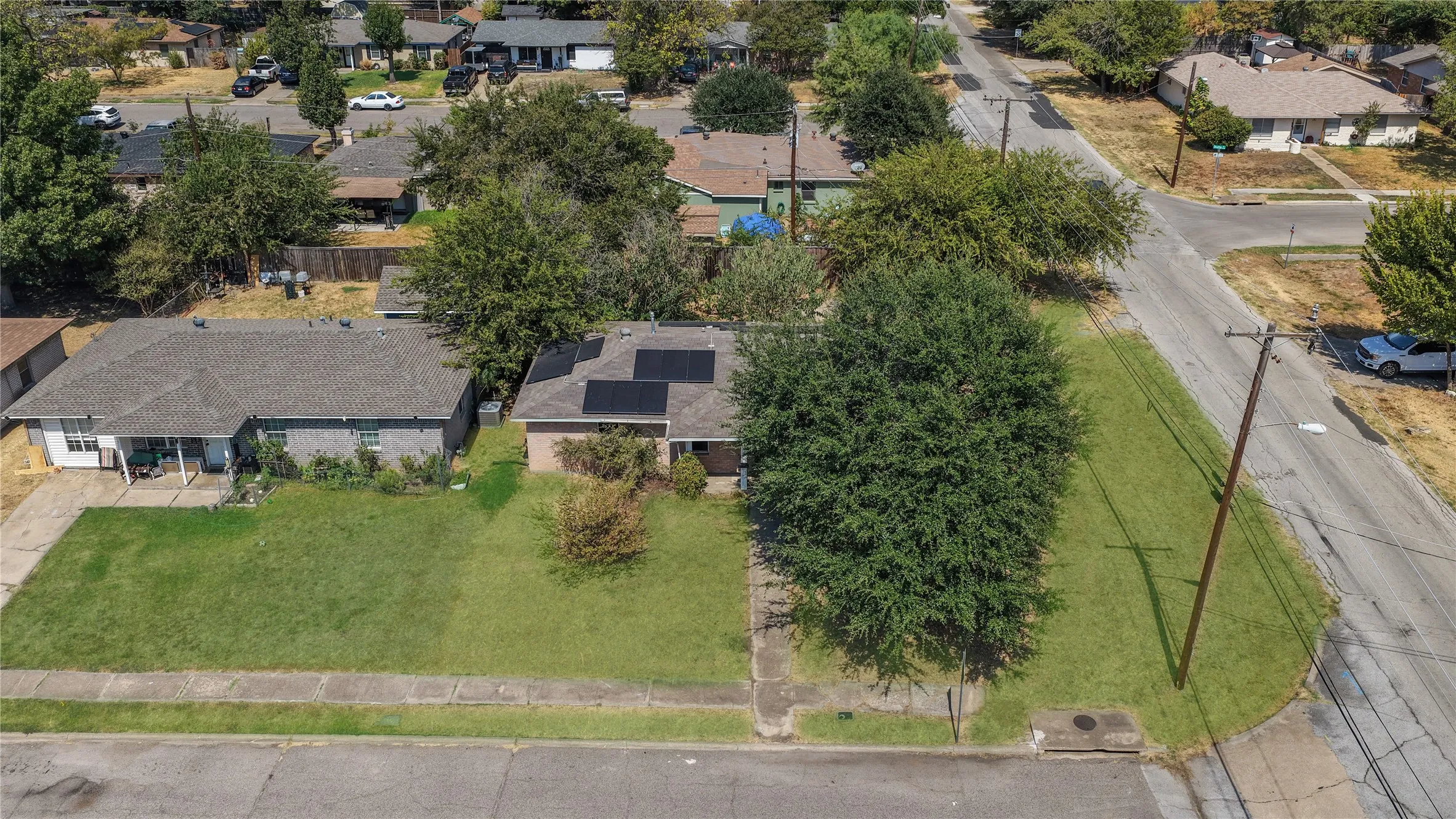 Single Family Residence For Sale in Dallas County , 2201 Linwood Lane, Irving, Texas 75061, 3 Bedroom, 2 Bathroom, Garage spaces, 1,350 Sqft, built in 1964, mls#21400777, Real Estate Agent in Irving, Homes For Sale in Dallas county, Homes For Sale in Irving, Realtor in Irving Texas, Real Estate Brokerage Independent Realty Texas, Luminita Cordes Realtor