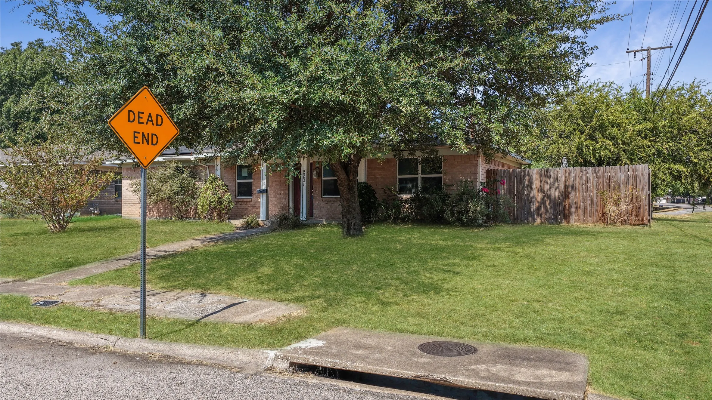 Single Family Residence For Sale in Dallas County , 2201 Linwood Lane, Irving, Texas 75061, 3 Bedroom, 2 Bathroom, Garage spaces, 1,350 Sqft, built in 1964, mls#21400777, Real Estate Agent in Irving, Homes For Sale in Dallas county, Homes For Sale in Irving, Realtor in Irving Texas, Real Estate Brokerage Independent Realty Texas, Luminita Cordes Realtor