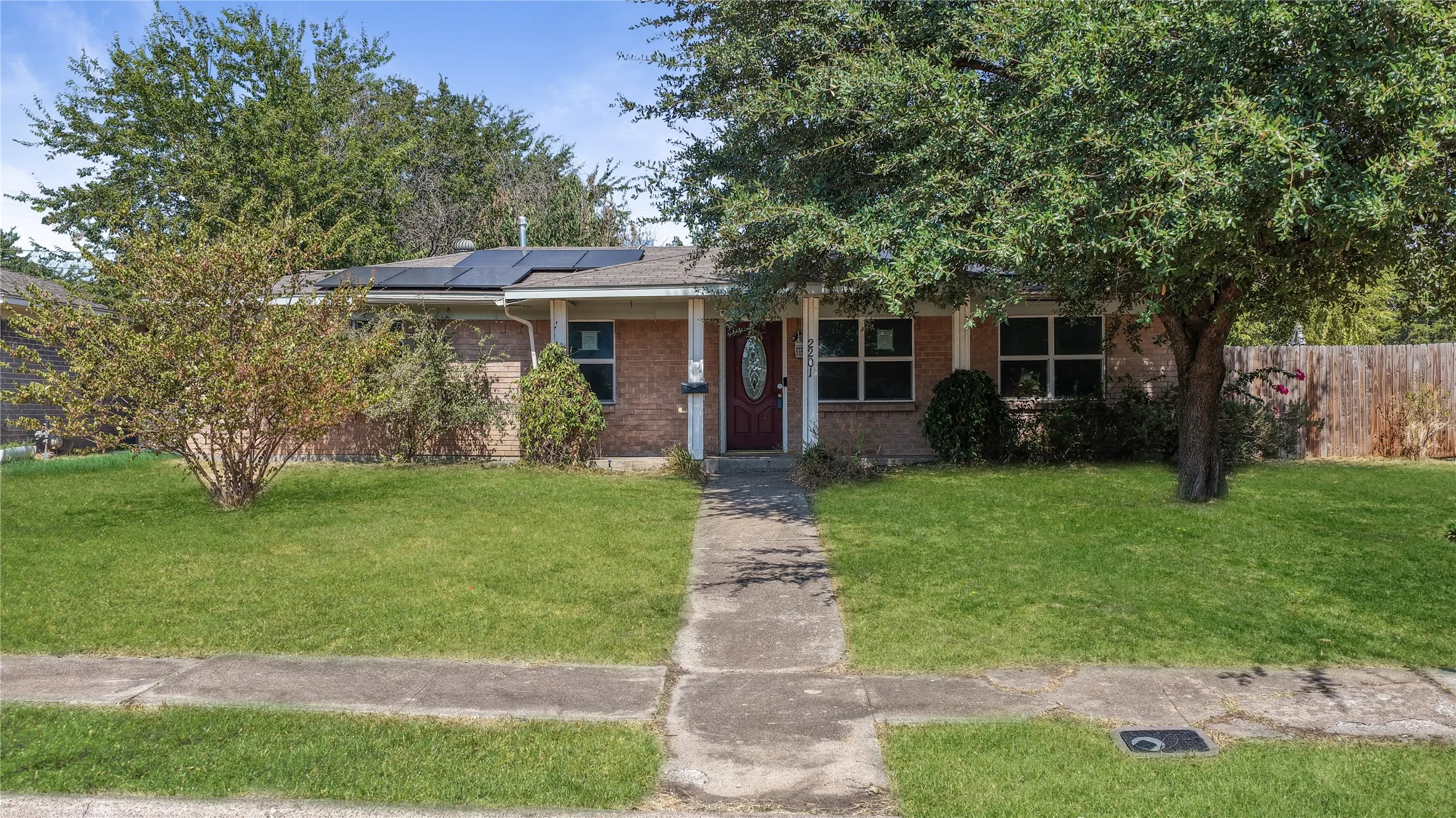 Single Family Residence For Sale in Dallas County , 2201 Linwood Lane, Irving, Texas 75061, 3 Bedroom, 2 Bathroom, Garage spaces, 1,350 Sqft, built in 1964, mls#21400777, Real Estate Agent in Irving, Homes For Sale in Dallas county, Homes For Sale in Irving, Realtor in Irving Texas, Real Estate Brokerage Independent Realty Texas, Luminita Cordes Realtor