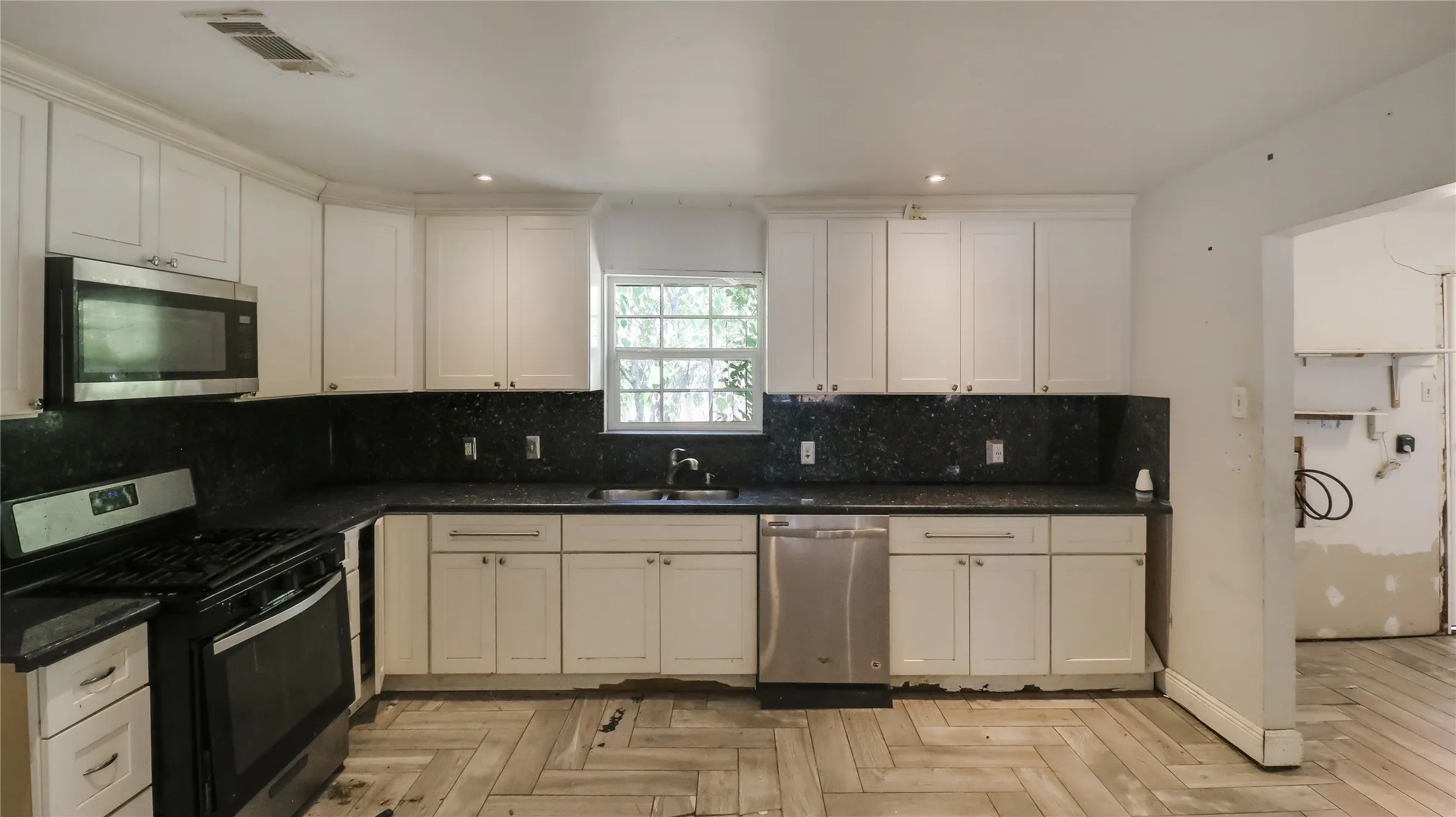 Single Family Residence For Sale in Dallas County , 2201 Linwood Lane, Irving, Texas 75061, 3 Bedroom, 2 Bathroom, Garage spaces, 1,350 Sqft, built in 1964, mls#21400777, Real Estate Agent in Irving, Homes For Sale in Dallas county, Homes For Sale in Irving, Realtor in Irving Texas, Real Estate Brokerage Independent Realty Texas, Luminita Cordes Realtor