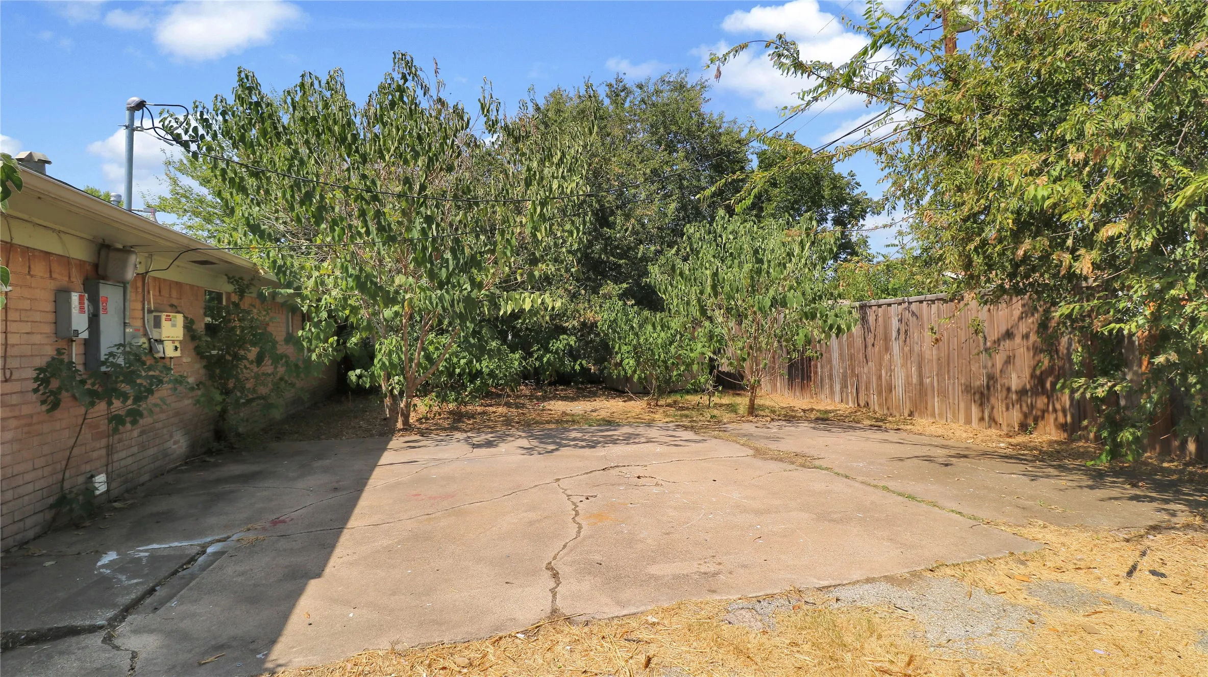 Single Family Residence For Sale in Dallas County , 2201 Linwood Lane, Irving, Texas 75061, 3 Bedroom, 2 Bathroom, Garage spaces, 1,350 Sqft, built in 1964, mls#21400777, Real Estate Agent in Irving, Homes For Sale in Dallas county, Homes For Sale in Irving, Realtor in Irving Texas, Real Estate Brokerage Independent Realty Texas, Luminita Cordes Realtor