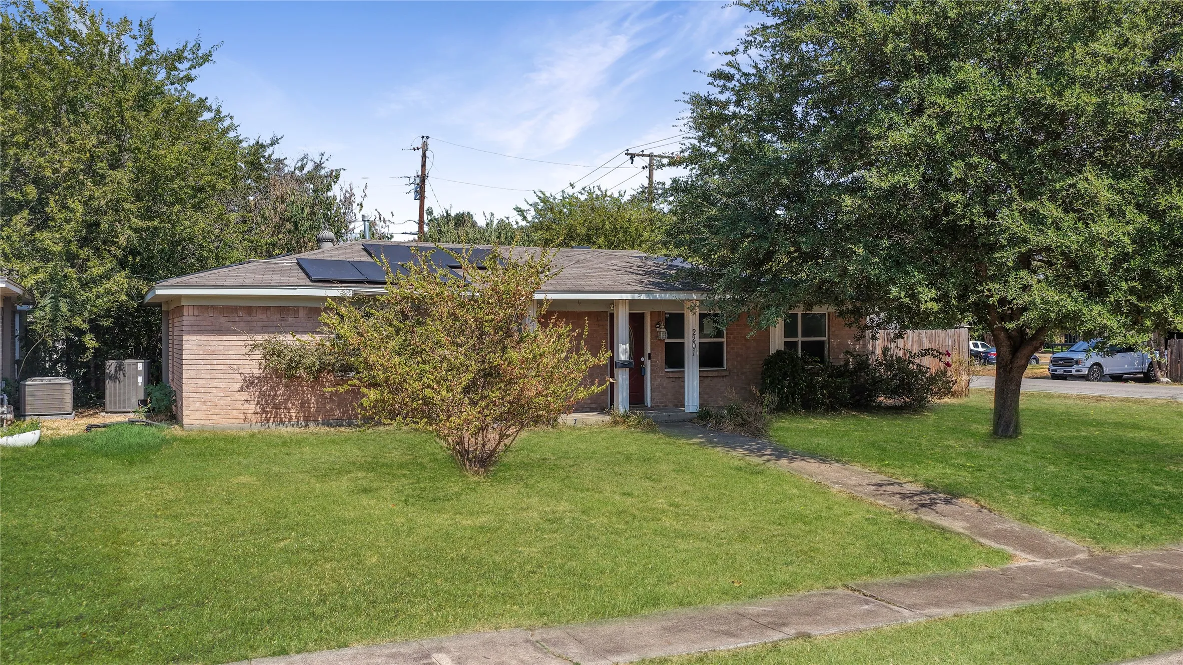 Single Family Residence For Sale in Dallas County , 2201 Linwood Lane, Irving, Texas 75061, 3 Bedroom, 2 Bathroom, Garage spaces, 1,350 Sqft, built in 1964, mls#21400777, Real Estate Agent in Irving, Homes For Sale in Dallas county, Homes For Sale in Irving, Realtor in Irving Texas, Real Estate Brokerage Independent Realty Texas, Luminita Cordes Realtor