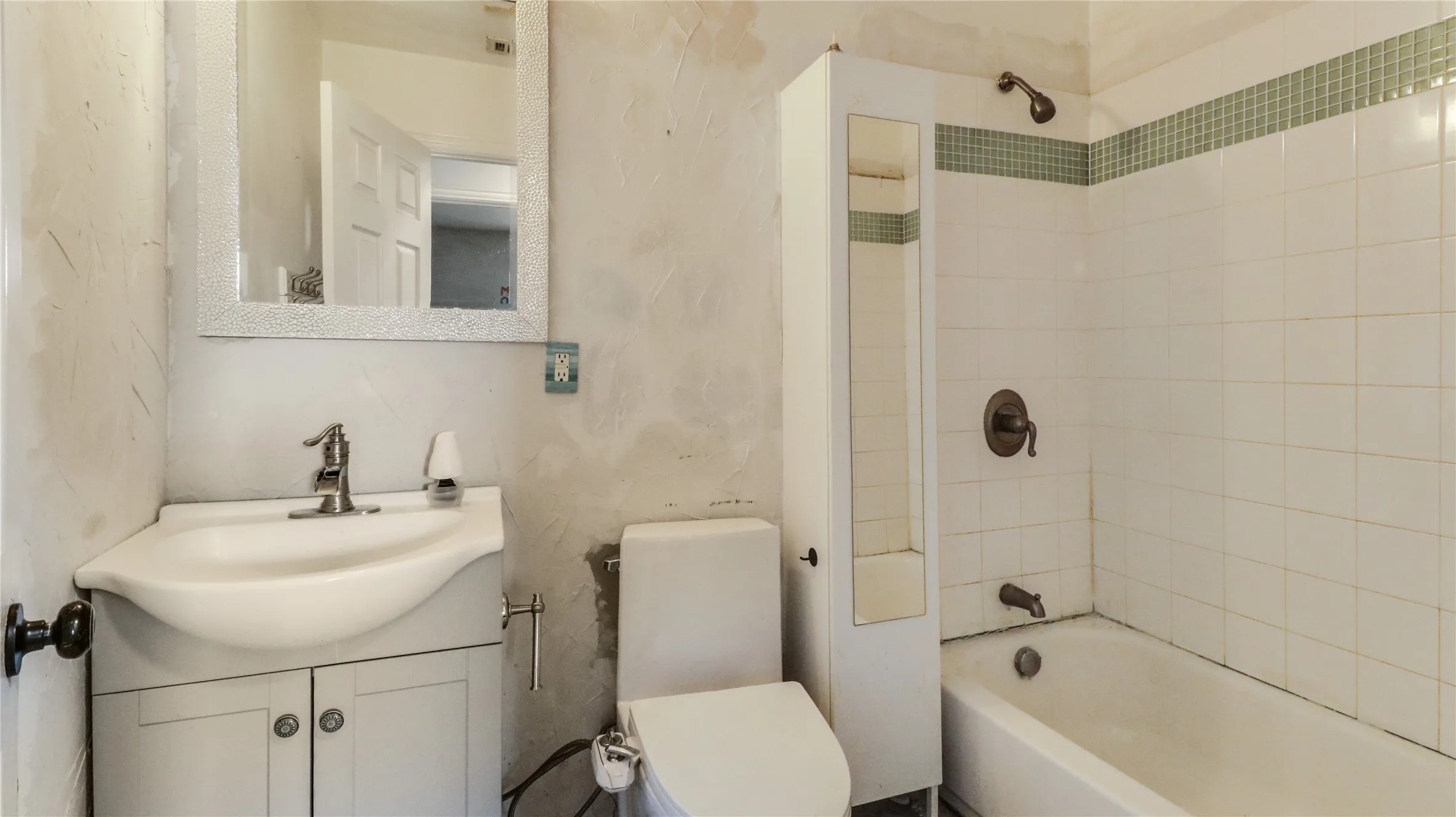 Single Family Residence For Sale in Dallas County , 2201 Linwood Lane, Irving, Texas 75061, 3 Bedroom, 2 Bathroom, Garage spaces, 1,350 Sqft, built in 1964, mls#21400777, Real Estate Agent in Irving, Homes For Sale in Dallas county, Homes For Sale in Irving, Realtor in Irving Texas, Real Estate Brokerage Independent Realty Texas, Luminita Cordes Realtor