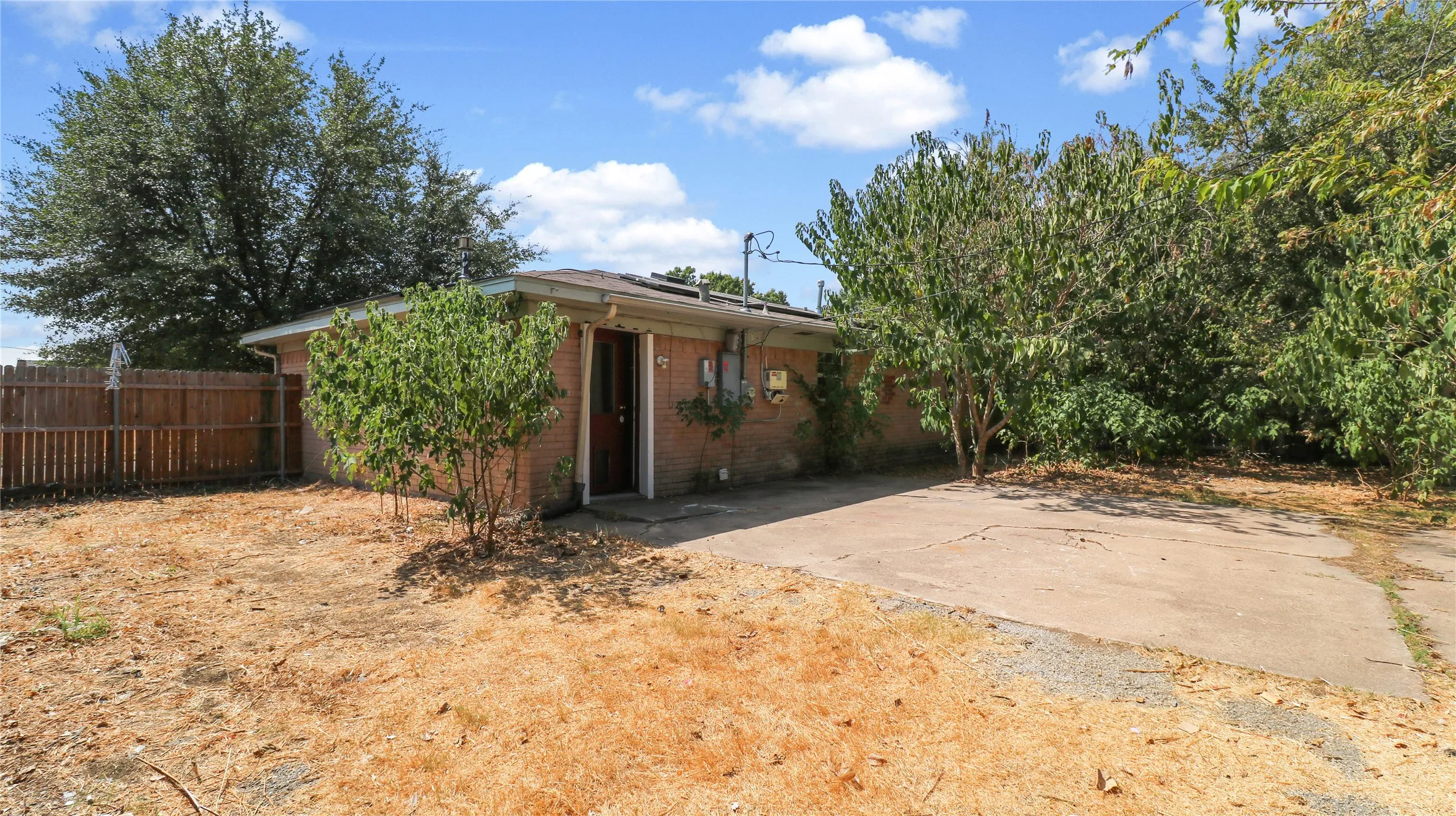 Single Family Residence For Sale in Dallas County , 2201 Linwood Lane, Irving, Texas 75061, 3 Bedroom, 2 Bathroom, Garage spaces, 1,350 Sqft, built in 1964, mls#21400777, Real Estate Agent in Irving, Homes For Sale in Dallas county, Homes For Sale in Irving, Realtor in Irving Texas, Real Estate Brokerage Independent Realty Texas, Luminita Cordes Realtor