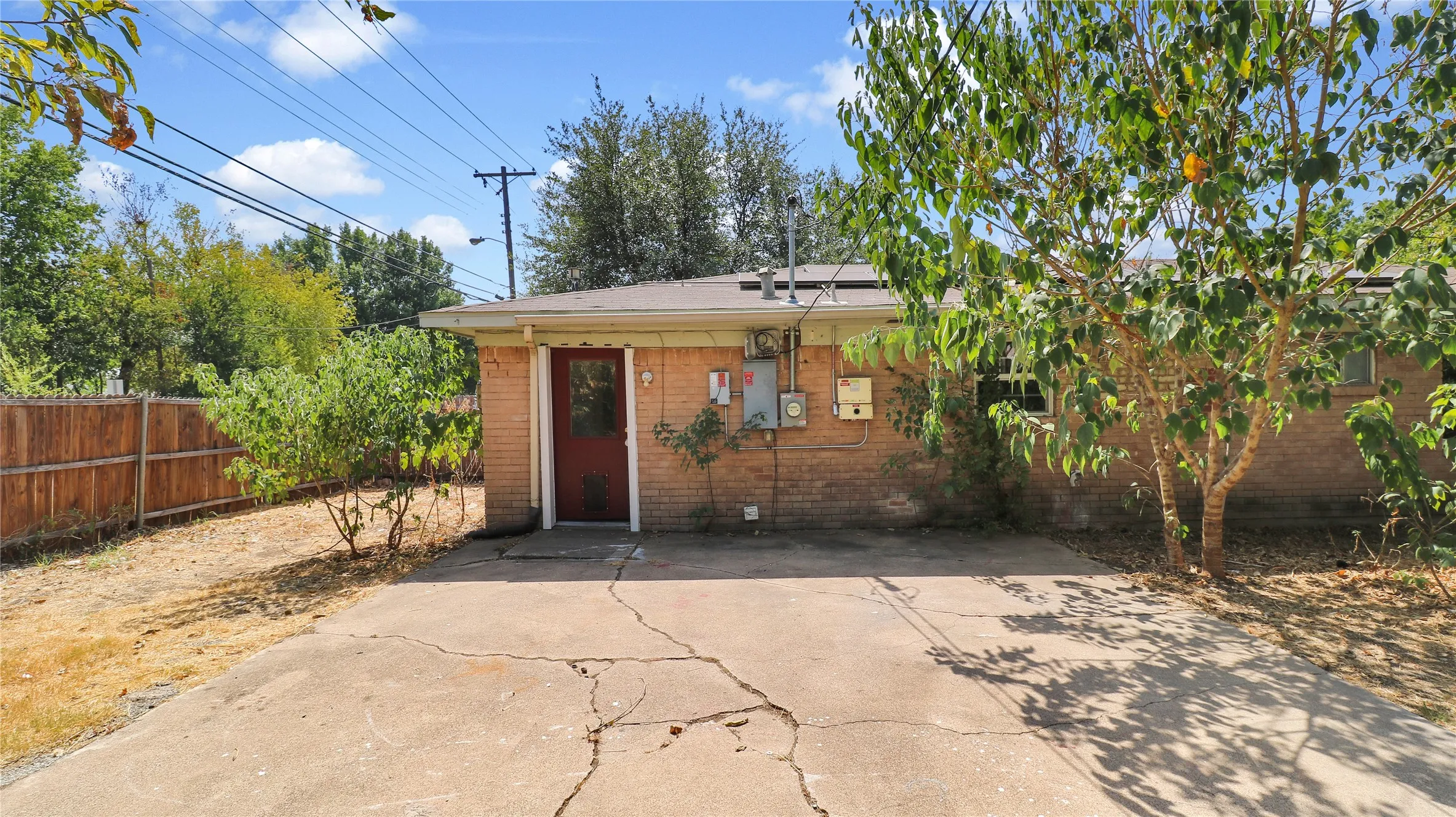Single Family Residence For Sale in Dallas County , 2201 Linwood Lane, Irving, Texas 75061, 3 Bedroom, 2 Bathroom, Garage spaces, 1,350 Sqft, built in 1964, mls#21400777, Real Estate Agent in Irving, Homes For Sale in Dallas county, Homes For Sale in Irving, Realtor in Irving Texas, Real Estate Brokerage Independent Realty Texas, Luminita Cordes Realtor