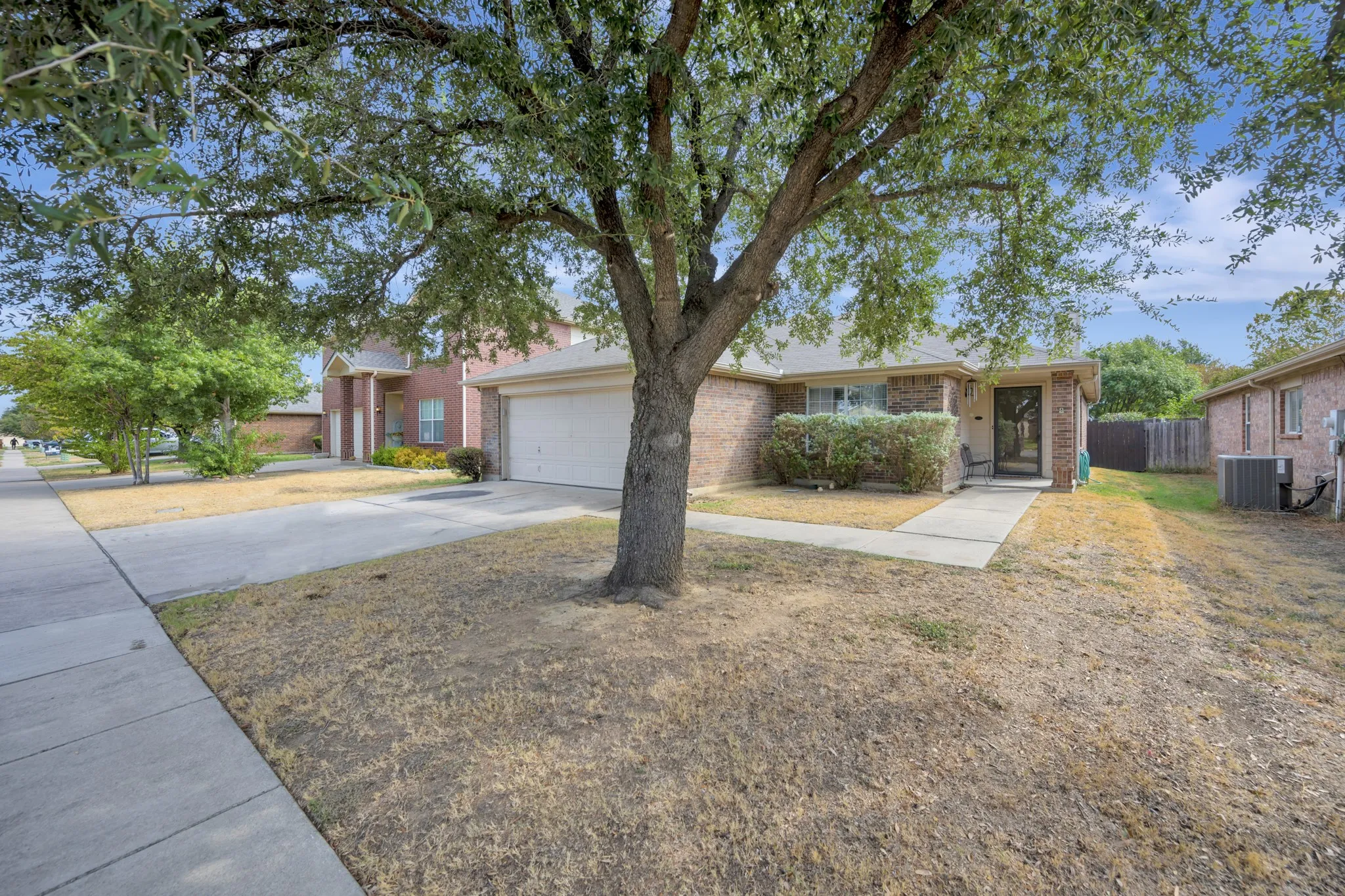 Single Family Residence For Sale in Tarrant County , 10860 Braemoor Drive, Fort Worth, Texas 76052, 3 Bedroom, 2 Bathroom, 2 Garage spaces, 1,656 Sqft, built in 2005, mls#21377858, Real Estate Agent in Fort Worth, Homes For Sale in Tarrant county, Homes For Sale in Fort Worth, Realtor in Fort Worth Texas, Real Estate Brokerage Independent Realty Texas, Luminita Cordes Realtor