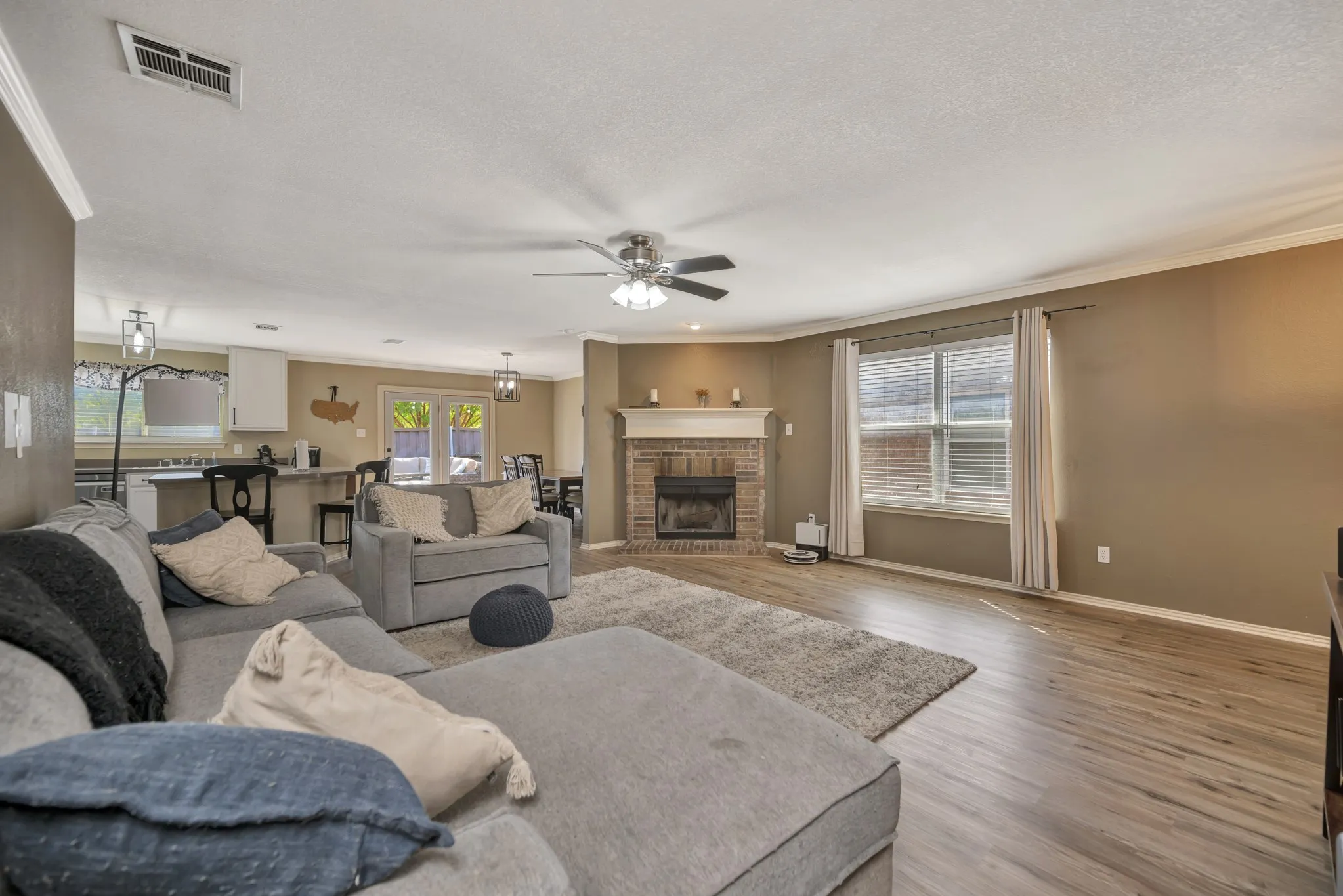 Single Family Residence For Sale in Tarrant County , 10860 Braemoor Drive, Fort Worth, Texas 76052, 3 Bedroom, 2 Bathroom, 2 Garage spaces, 1,656 Sqft, built in 2005, mls#21377858, Real Estate Agent in Fort Worth, Homes For Sale in Tarrant county, Homes For Sale in Fort Worth, Realtor in Fort Worth Texas, Real Estate Brokerage Independent Realty Texas, Luminita Cordes Realtor