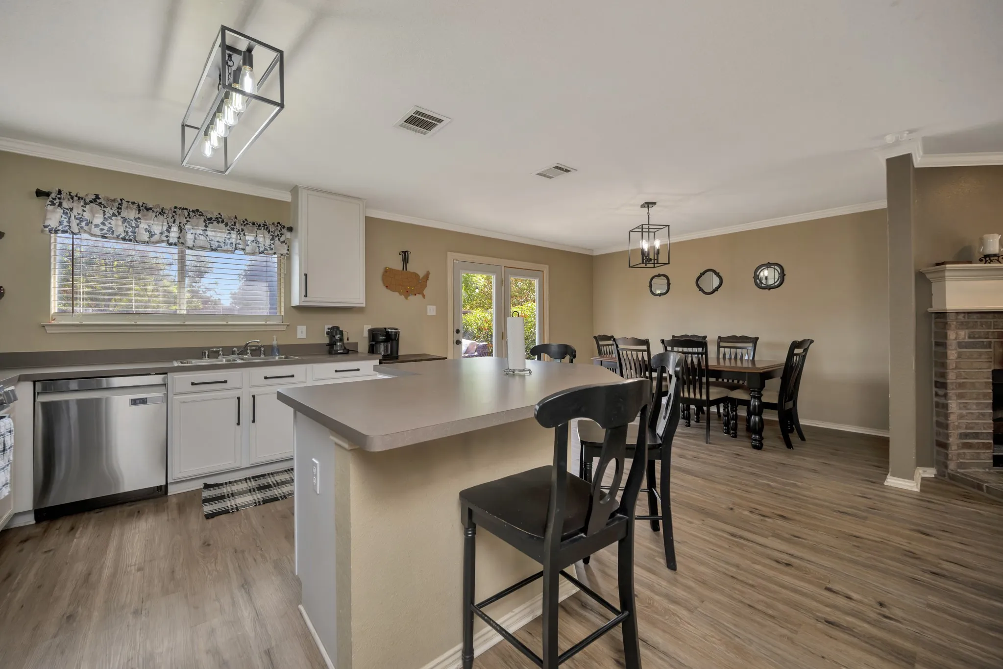Single Family Residence For Sale in Tarrant County , 10860 Braemoor Drive, Fort Worth, Texas 76052, 3 Bedroom, 2 Bathroom, 2 Garage spaces, 1,656 Sqft, built in 2005, mls#21377858, Real Estate Agent in Fort Worth, Homes For Sale in Tarrant county, Homes For Sale in Fort Worth, Realtor in Fort Worth Texas, Real Estate Brokerage Independent Realty Texas, Luminita Cordes Realtor