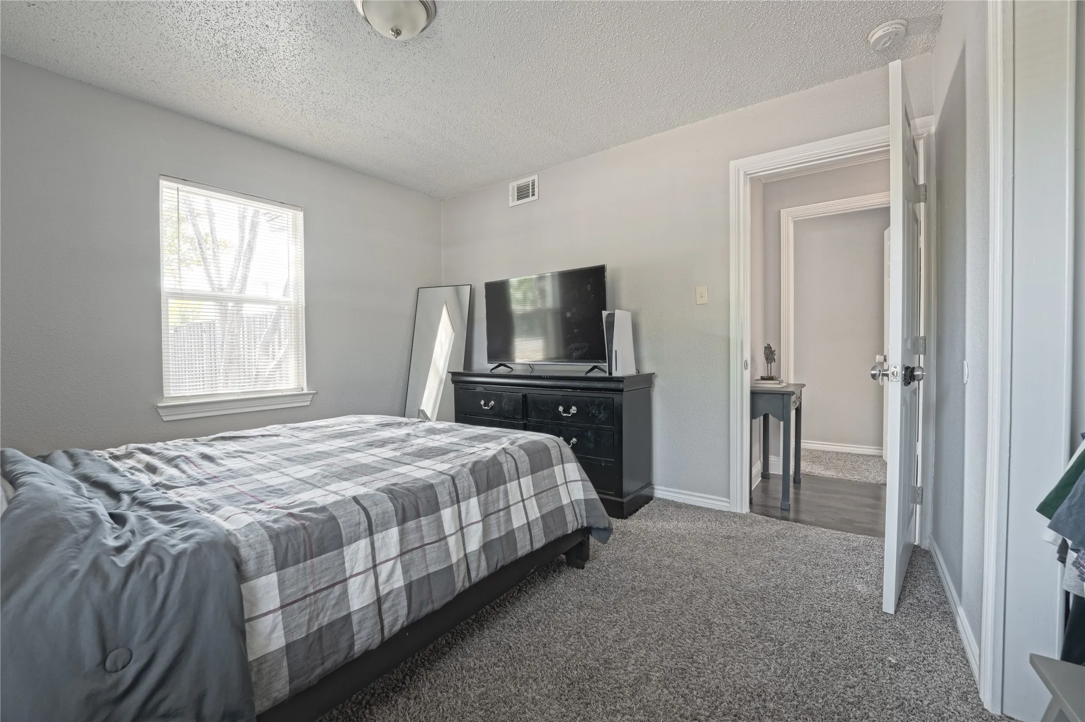 Single Family Residence For Sale in Tarrant County , 7901 Laura Street, North Richland Hills, Texas 76180, 3 Bedroom, 2 Bathroom, 1 Garage spaces, 1,536 Sqft, built in 1955, mls#21399703, Real Estate Agent in North Richland Hills, Homes For Sale in Tarrant county, Homes For Sale in North Richland Hills, Realtor in North Richland Hills Texas, Real Estate Brokerage Independent Realty Texas, Luminita Cordes Realtor