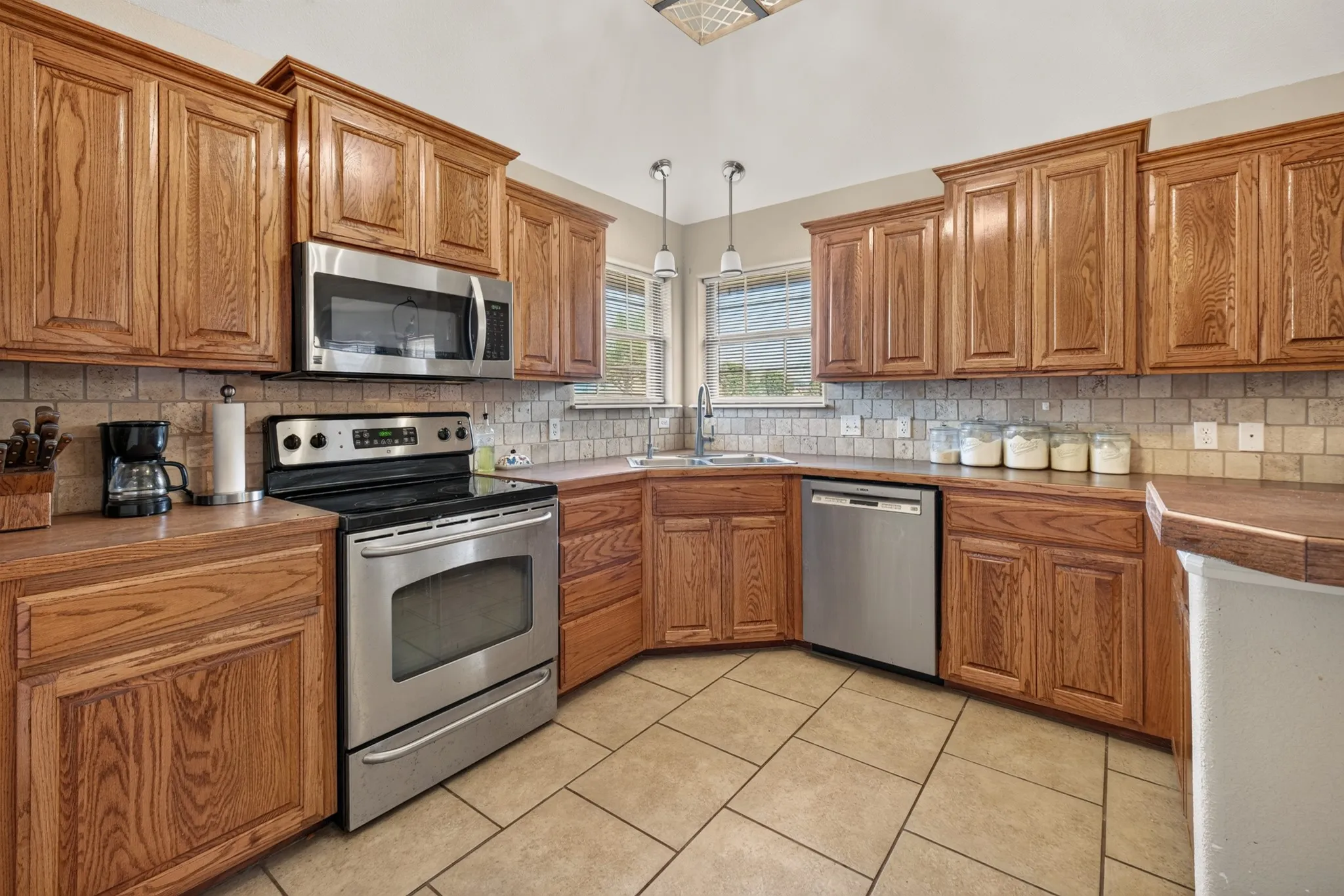 Single Family Residence For Sale in Taylor County , 7033 Waterway Lane, Abilene, Texas 79606, 3 Bedroom, 2 Bathroom, 2 Garage spaces, 1,919 Sqft, built in 2006, mls#21400069, Real Estate Agent in Abilene, Homes For Sale in Taylor county, Homes For Sale in Abilene, Realtor in Abilene Texas, Real Estate Brokerage Independent Realty Texas, Luminita Cordes Realtor