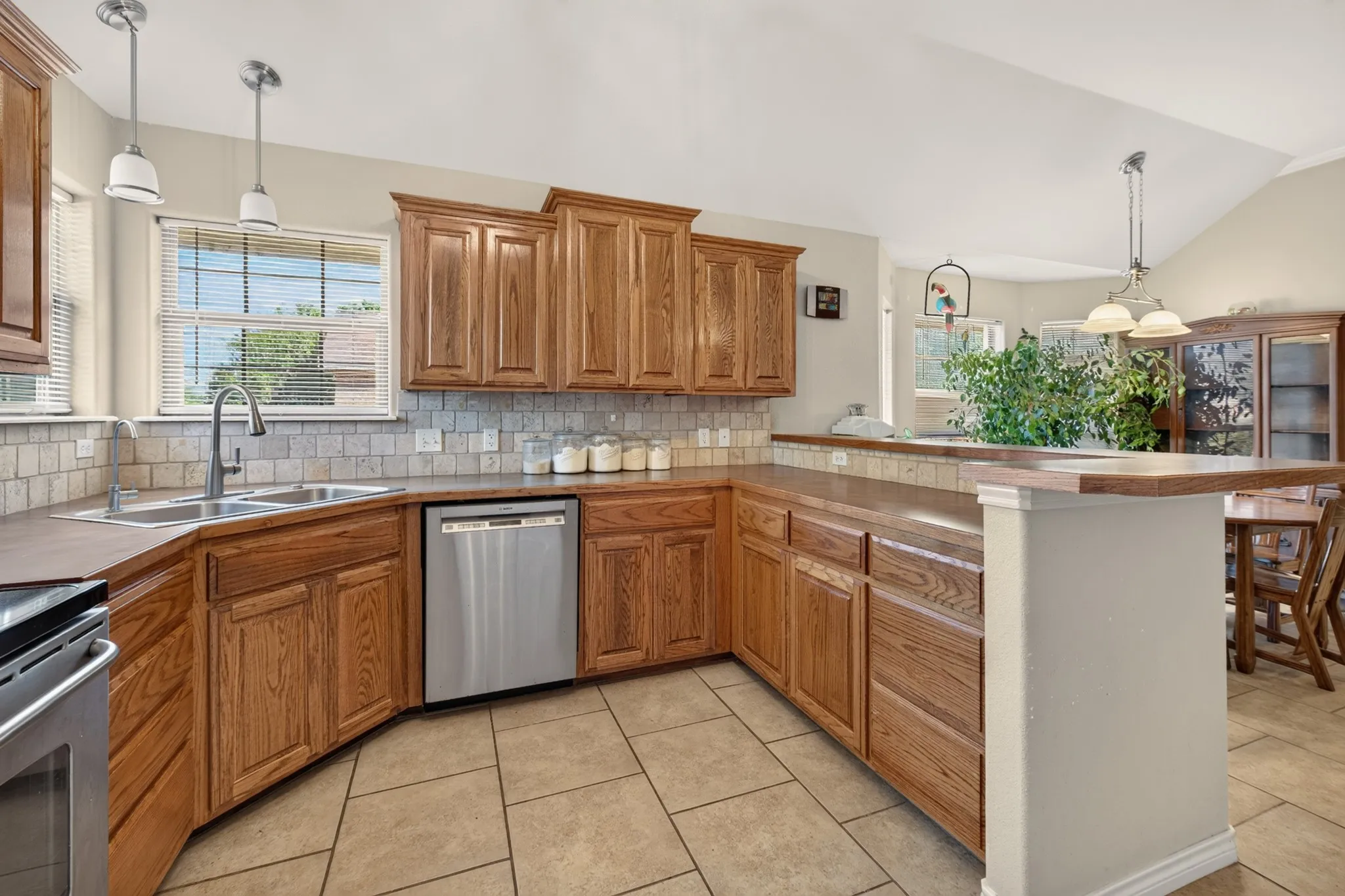 Single Family Residence For Sale in Taylor County , 7033 Waterway Lane, Abilene, Texas 79606, 3 Bedroom, 2 Bathroom, 2 Garage spaces, 1,919 Sqft, built in 2006, mls#21400069, Real Estate Agent in Abilene, Homes For Sale in Taylor county, Homes For Sale in Abilene, Realtor in Abilene Texas, Real Estate Brokerage Independent Realty Texas, Luminita Cordes Realtor