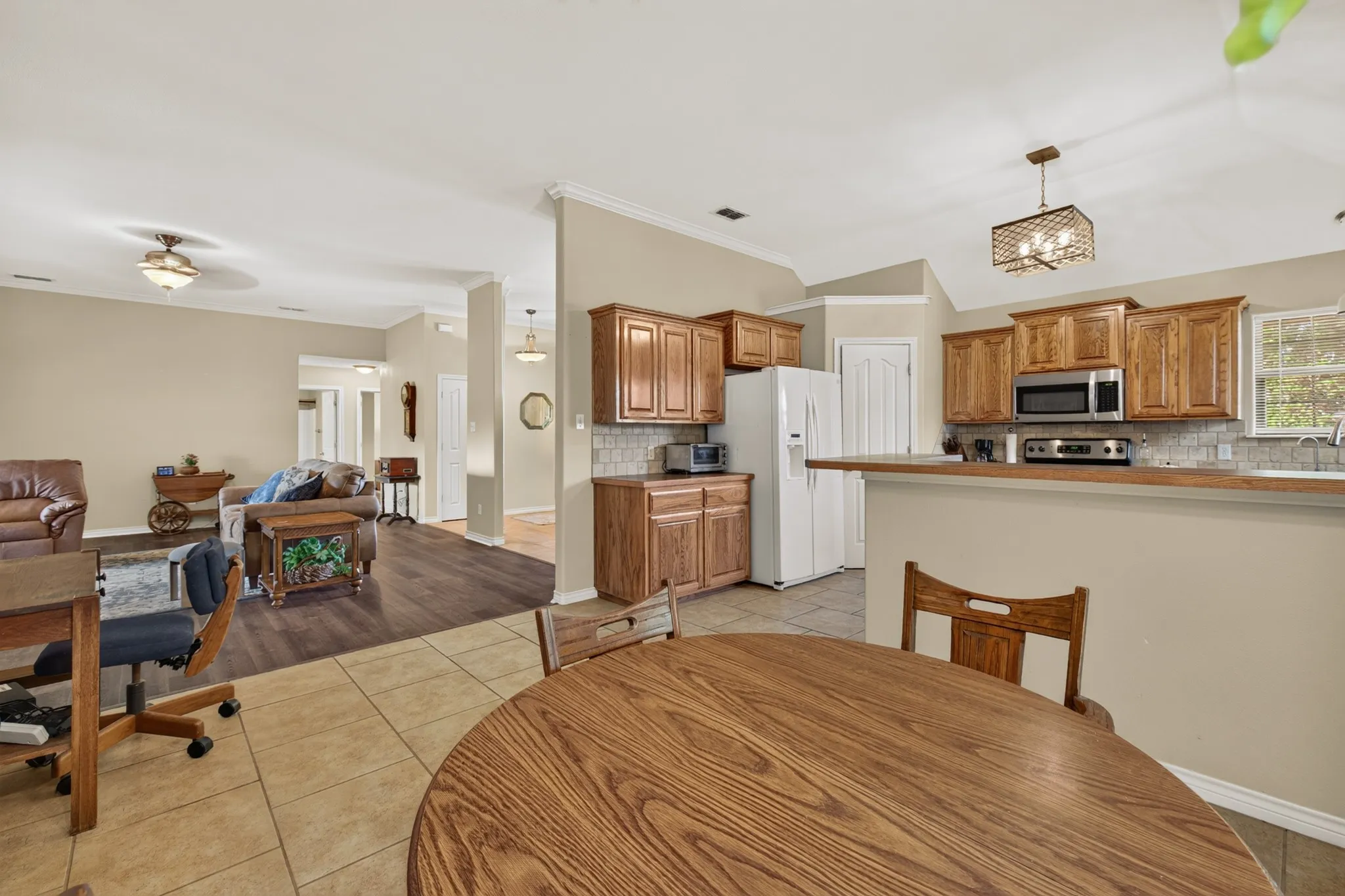 Single Family Residence For Sale in Taylor County , 7033 Waterway Lane, Abilene, Texas 79606, 3 Bedroom, 2 Bathroom, 2 Garage spaces, 1,919 Sqft, built in 2006, mls#21400069, Real Estate Agent in Abilene, Homes For Sale in Taylor county, Homes For Sale in Abilene, Realtor in Abilene Texas, Real Estate Brokerage Independent Realty Texas, Luminita Cordes Realtor