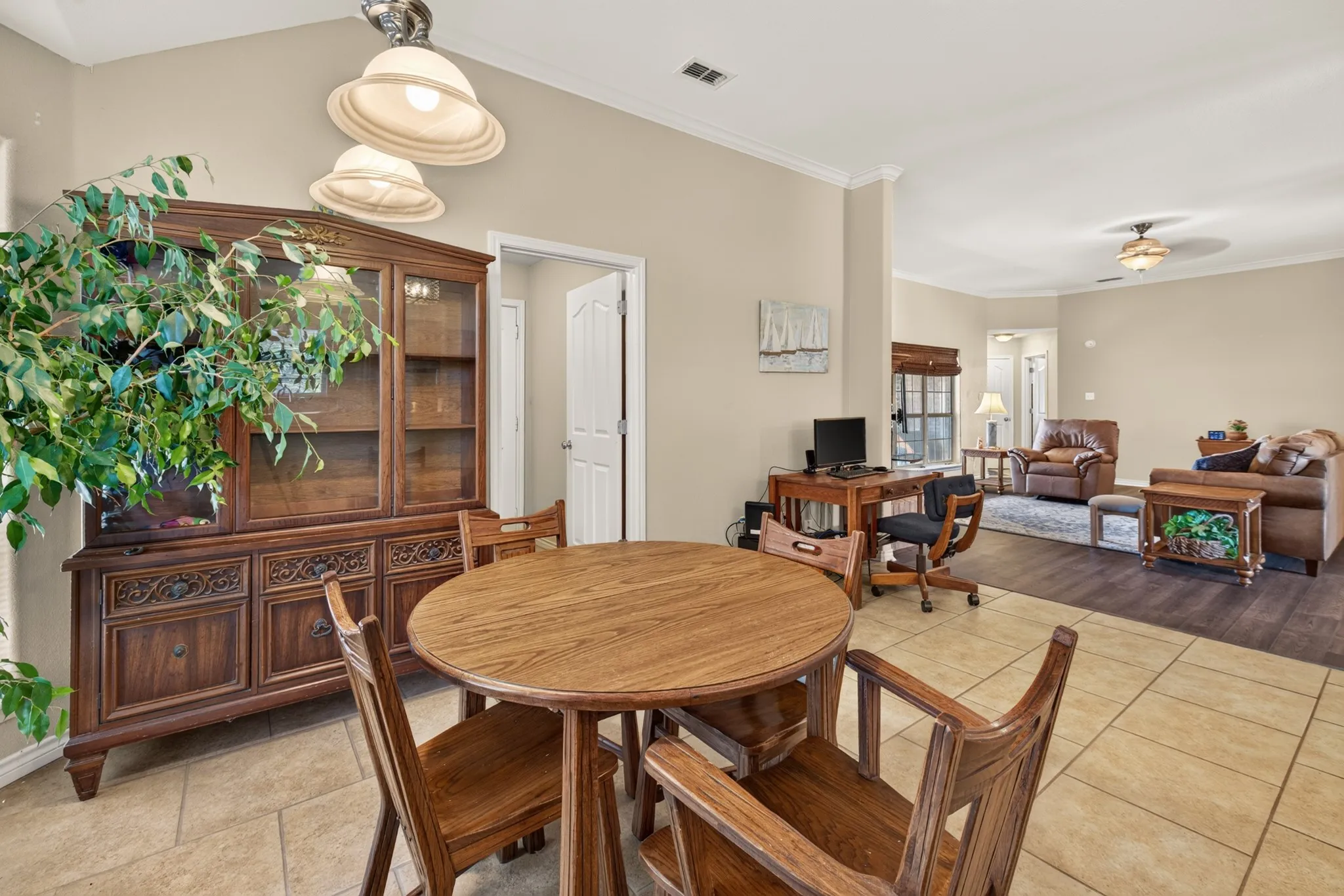 Single Family Residence For Sale in Taylor County , 7033 Waterway Lane, Abilene, Texas 79606, 3 Bedroom, 2 Bathroom, 2 Garage spaces, 1,919 Sqft, built in 2006, mls#21400069, Real Estate Agent in Abilene, Homes For Sale in Taylor county, Homes For Sale in Abilene, Realtor in Abilene Texas, Real Estate Brokerage Independent Realty Texas, Luminita Cordes Realtor
