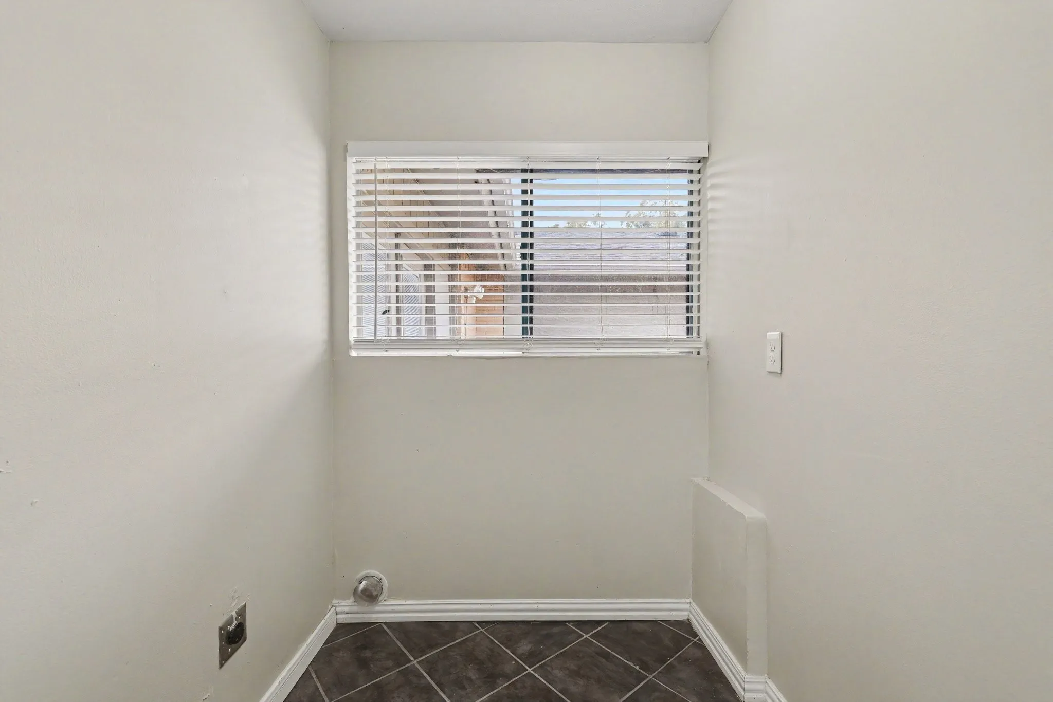 Single Family Residence For Sale in Denton County , 3704 Standridge Drive, Carrollton, Texas 75007, 3 Bedroom, 2 Bathroom, 2 Garage spaces, 2,111 Sqft, built in 1978, mls#21400336, Real Estate Agent in Carrollton, Homes For Sale in Denton county, Homes For Sale in Carrollton, Realtor in Carrollton Texas, Real Estate Brokerage Independent Realty Texas, Luminita Cordes Realtor