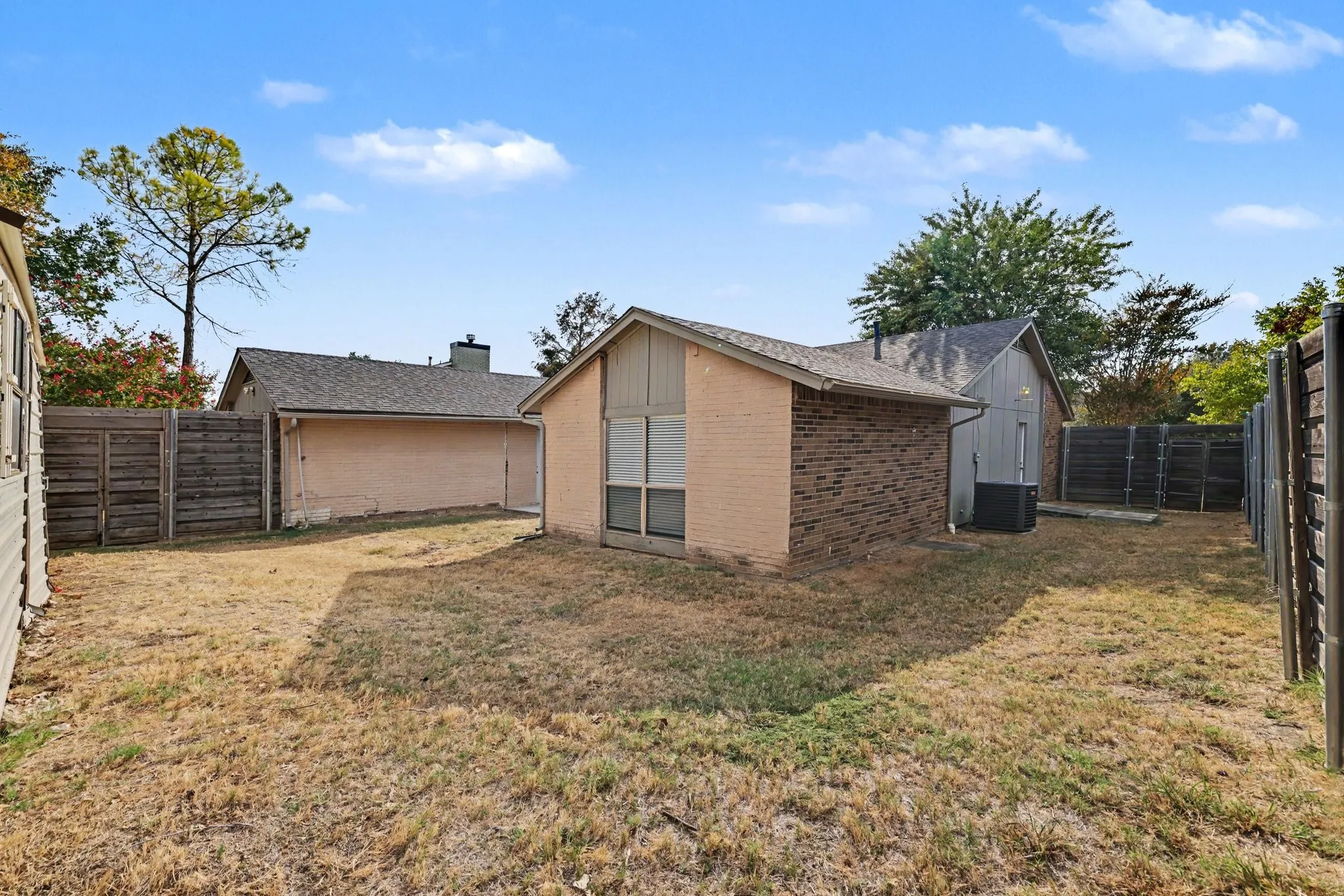Single Family Residence For Sale in Denton County , 3704 Standridge Drive, Carrollton, Texas 75007, 3 Bedroom, 2 Bathroom, 2 Garage spaces, 2,111 Sqft, built in 1978, mls#21400336, Real Estate Agent in Carrollton, Homes For Sale in Denton county, Homes For Sale in Carrollton, Realtor in Carrollton Texas, Real Estate Brokerage Independent Realty Texas, Luminita Cordes Realtor