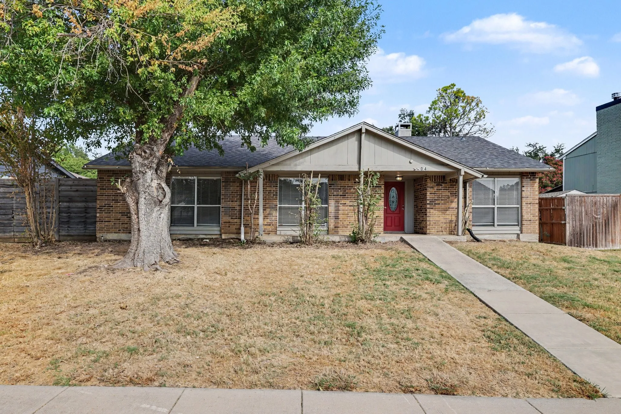 Single Family Residence For Sale in Denton County , 3704 Standridge Drive, Carrollton, Texas 75007, 3 Bedroom, 2 Bathroom, 2 Garage spaces, 2,111 Sqft, built in 1978, mls#21400336, Real Estate Agent in Carrollton, Homes For Sale in Denton county, Homes For Sale in Carrollton, Realtor in Carrollton Texas, Real Estate Brokerage Independent Realty Texas, Luminita Cordes Realtor
