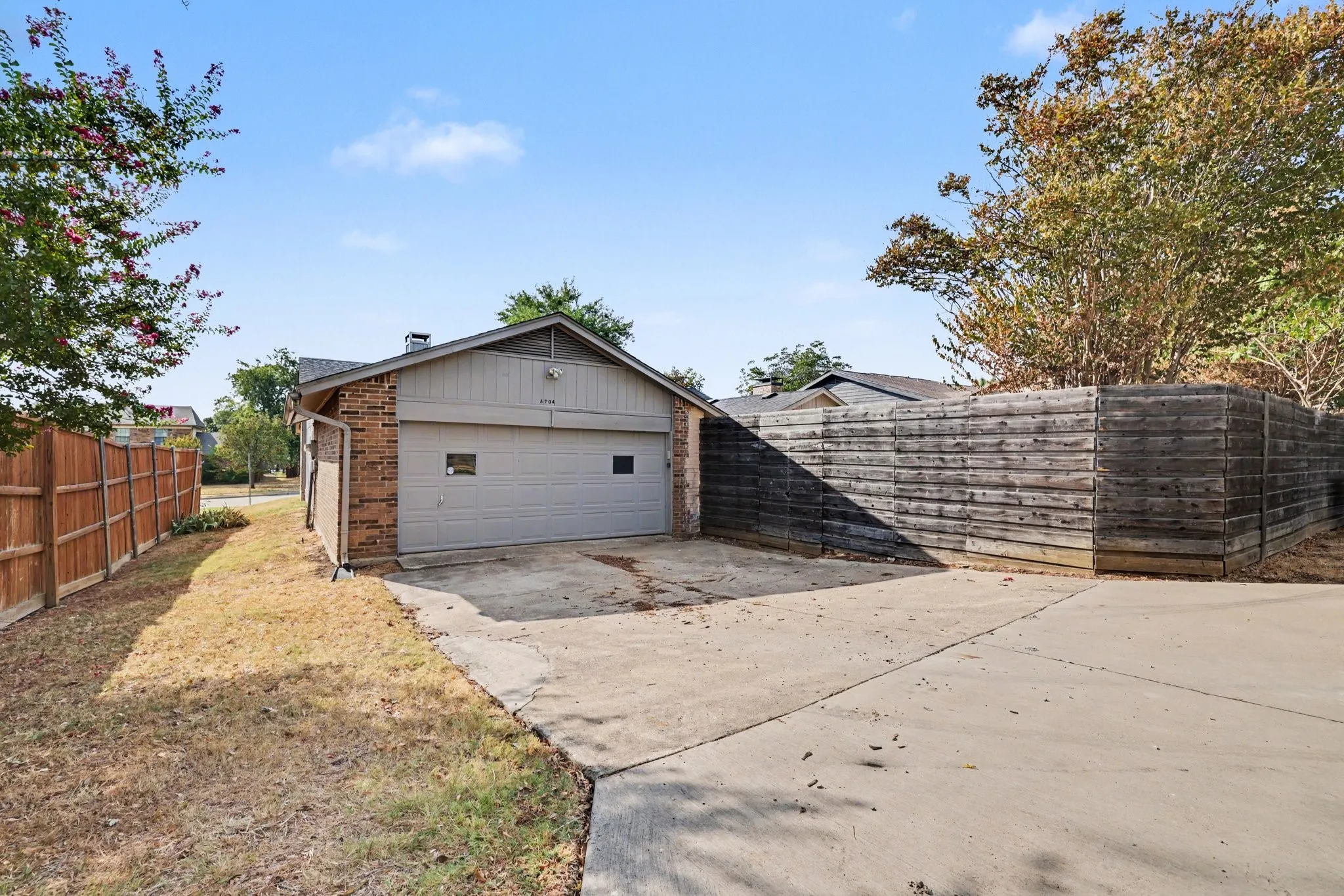 Single Family Residence For Sale in Denton County , 3704 Standridge Drive, Carrollton, Texas 75007, 3 Bedroom, 2 Bathroom, 2 Garage spaces, 2,111 Sqft, built in 1978, mls#21400336, Real Estate Agent in Carrollton, Homes For Sale in Denton county, Homes For Sale in Carrollton, Realtor in Carrollton Texas, Real Estate Brokerage Independent Realty Texas, Luminita Cordes Realtor