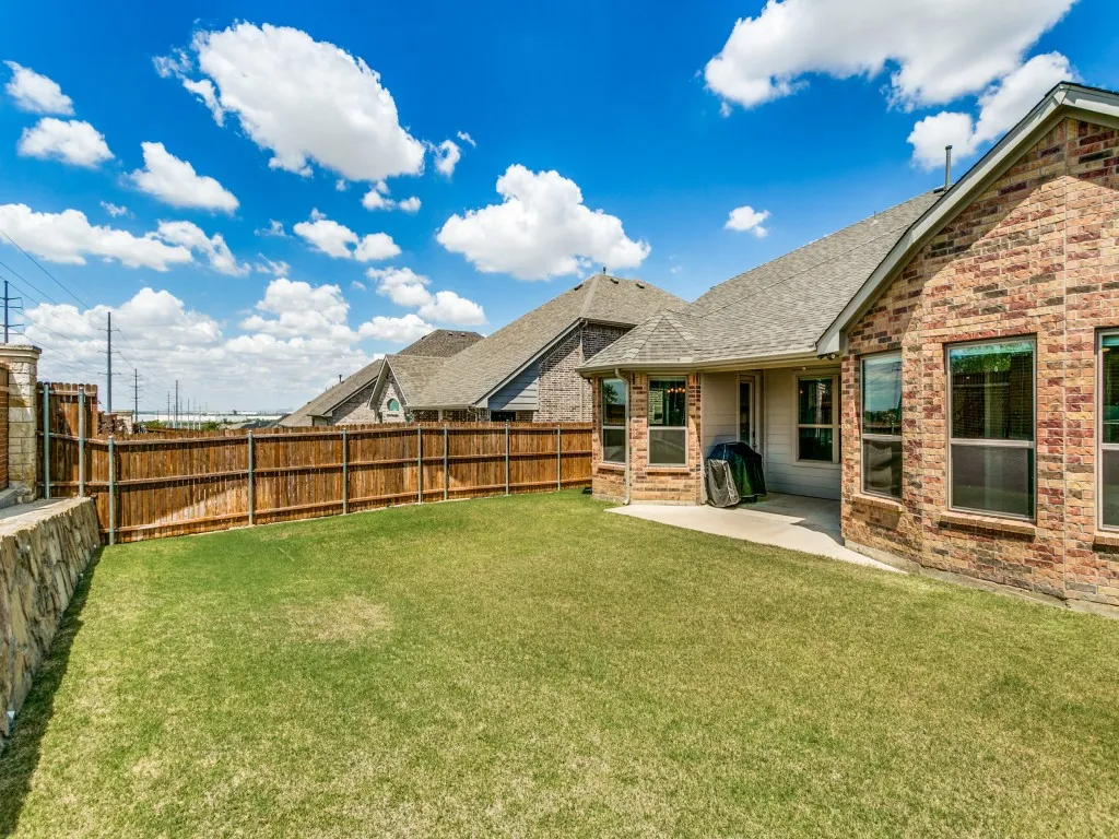 Another view of this private backyard with no neighbors behind!