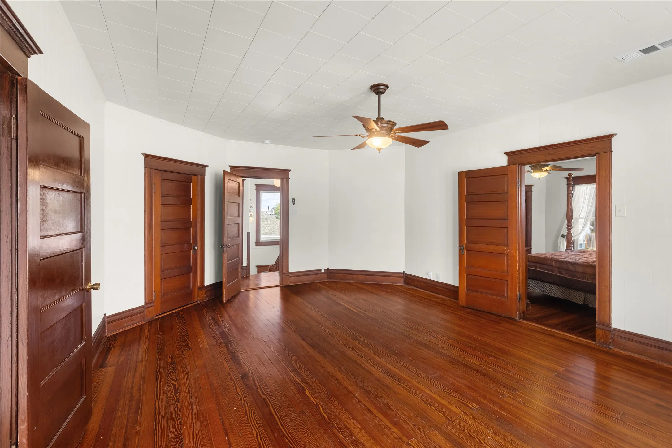 Single Family Residence For Sale in Fannin County , 905 8th Street, Honey Grove, Texas 75446, 3 Bedroom, 2 Bathroom, Garage spaces, 2,978 Sqft, built in 1906, mls#21399645, Real Estate Agent in Honey Grove, Homes For Sale in Fannin county, Homes For Sale in Honey Grove, Realtor in Honey Grove Texas, Real Estate Brokerage Independent Realty Texas, Luminita Cordes Realtor