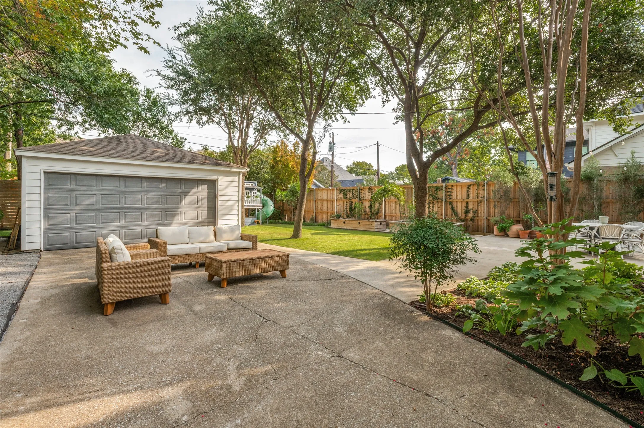 Single Family Residence For Sale in Dallas County , 6015 Velasco Avenue, Dallas, Texas 75206, 3 Bedroom, 3 Bathroom, 2 Garage spaces, 2,162 Sqft, built in 1997, mls#21385860, Real Estate Agent in Dallas, Homes For Sale in Dallas county, Homes For Sale in Dallas, Realtor in Dallas Texas, Real Estate Brokerage Independent Realty Texas, Luminita Cordes Realtor