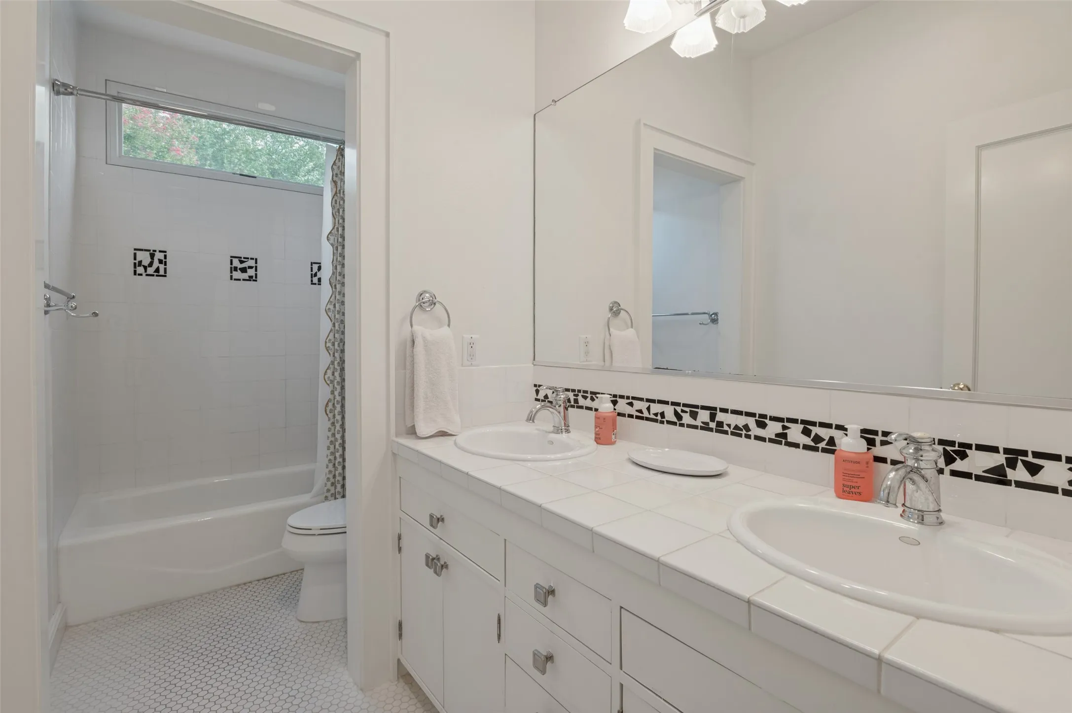 Single Family Residence For Sale in Dallas County , 6015 Velasco Avenue, Dallas, Texas 75206, 3 Bedroom, 3 Bathroom, 2 Garage spaces, 2,162 Sqft, built in 1997, mls#21385860, Real Estate Agent in Dallas, Homes For Sale in Dallas county, Homes For Sale in Dallas, Realtor in Dallas Texas, Real Estate Brokerage Independent Realty Texas, Luminita Cordes Realtor