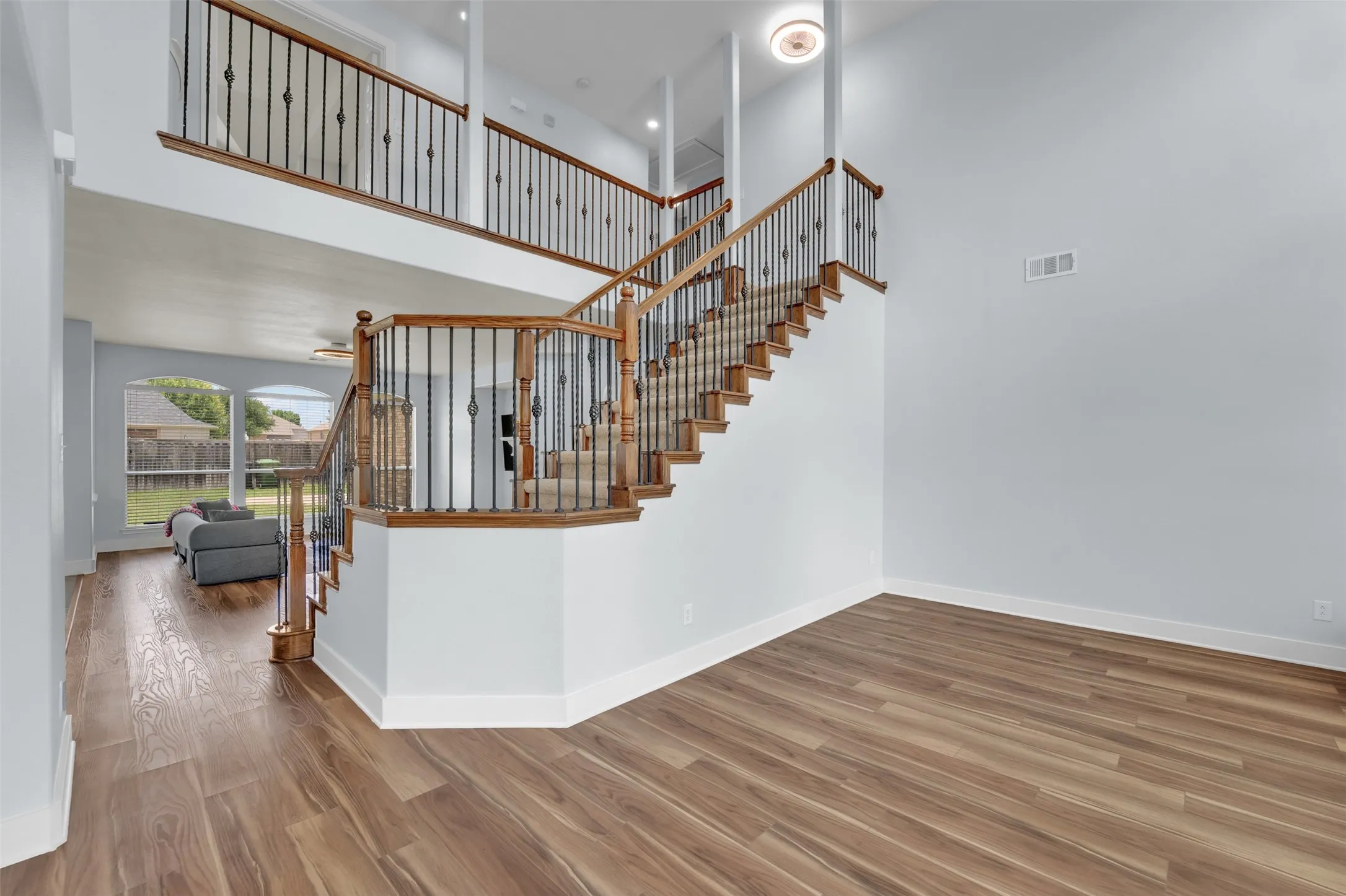 Single Family Residence For Sale in Collin County , 615 Lone Ridge Way, Murphy, Texas 75094, 5 Bedroom, 3 Bathroom, 3 Garage spaces, 3,244 Sqft, built in 2007, mls#21400788, Real Estate Agent in Murphy, Homes For Sale in Collin county, Homes For Sale in Murphy, Realtor in Murphy Texas, Real Estate Brokerage Independent Realty Texas, Luminita Cordes Realtor