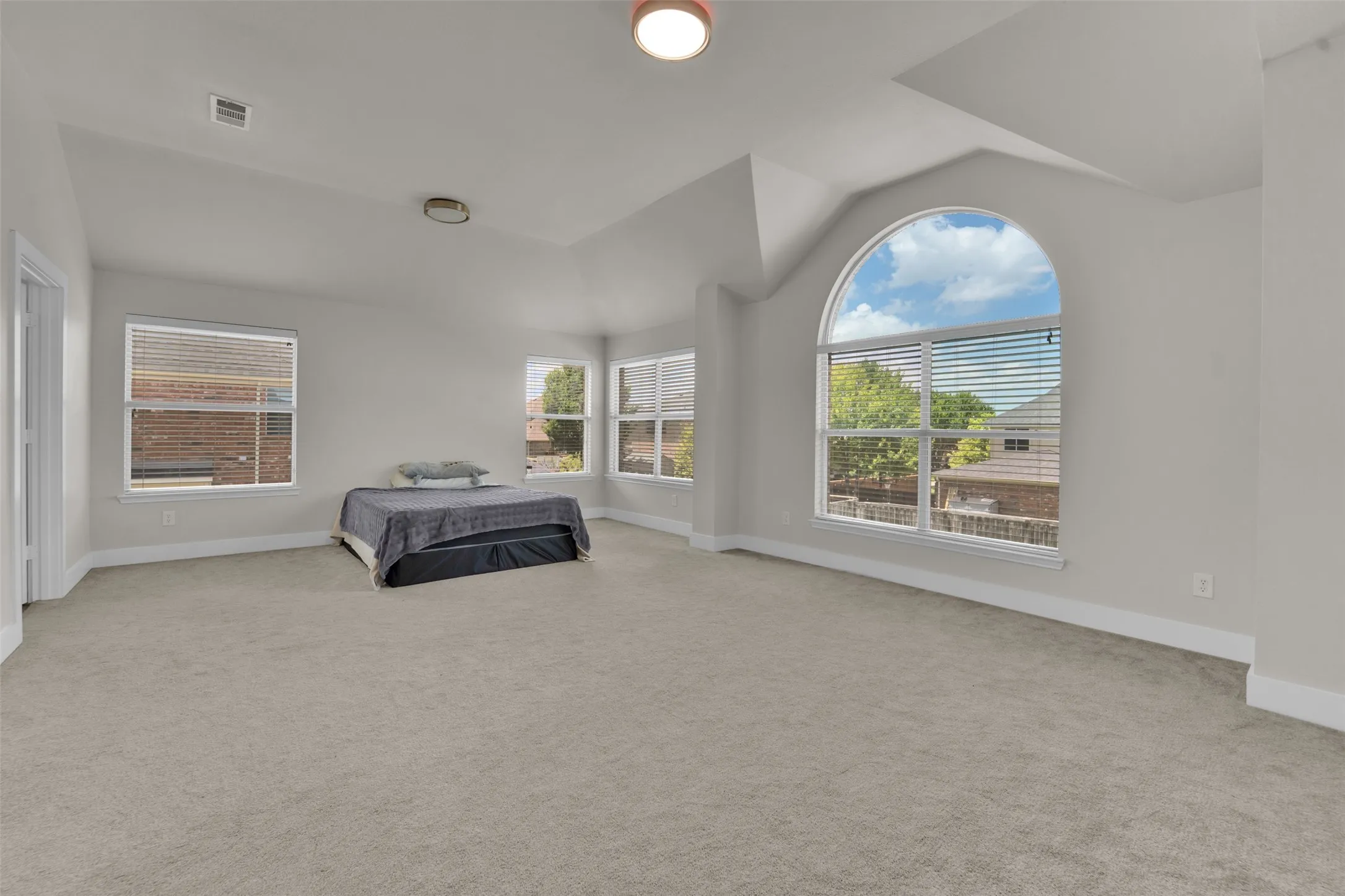 Single Family Residence For Sale in Collin County , 615 Lone Ridge Way, Murphy, Texas 75094, 5 Bedroom, 3 Bathroom, 3 Garage spaces, 3,244 Sqft, built in 2007, mls#21400788, Real Estate Agent in Murphy, Homes For Sale in Collin county, Homes For Sale in Murphy, Realtor in Murphy Texas, Real Estate Brokerage Independent Realty Texas, Luminita Cordes Realtor