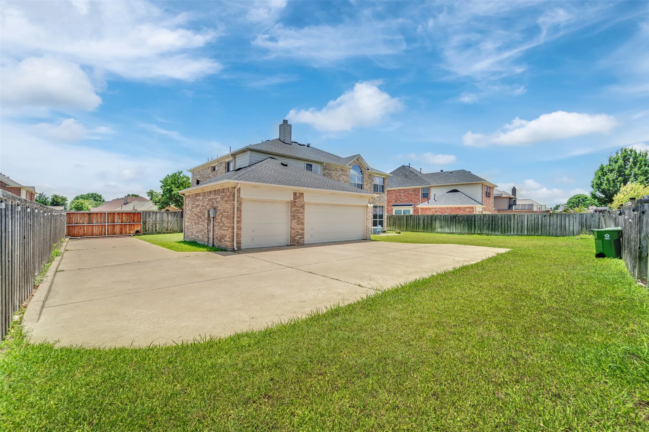 Single Family Residence For Sale in Collin County , 615 Lone Ridge Way, Murphy, Texas 75094, 5 Bedroom, 3 Bathroom, 3 Garage spaces, 3,244 Sqft, built in 2007, mls#21400788, Real Estate Agent in Murphy, Homes For Sale in Collin county, Homes For Sale in Murphy, Realtor in Murphy Texas, Real Estate Brokerage Independent Realty Texas, Luminita Cordes Realtor