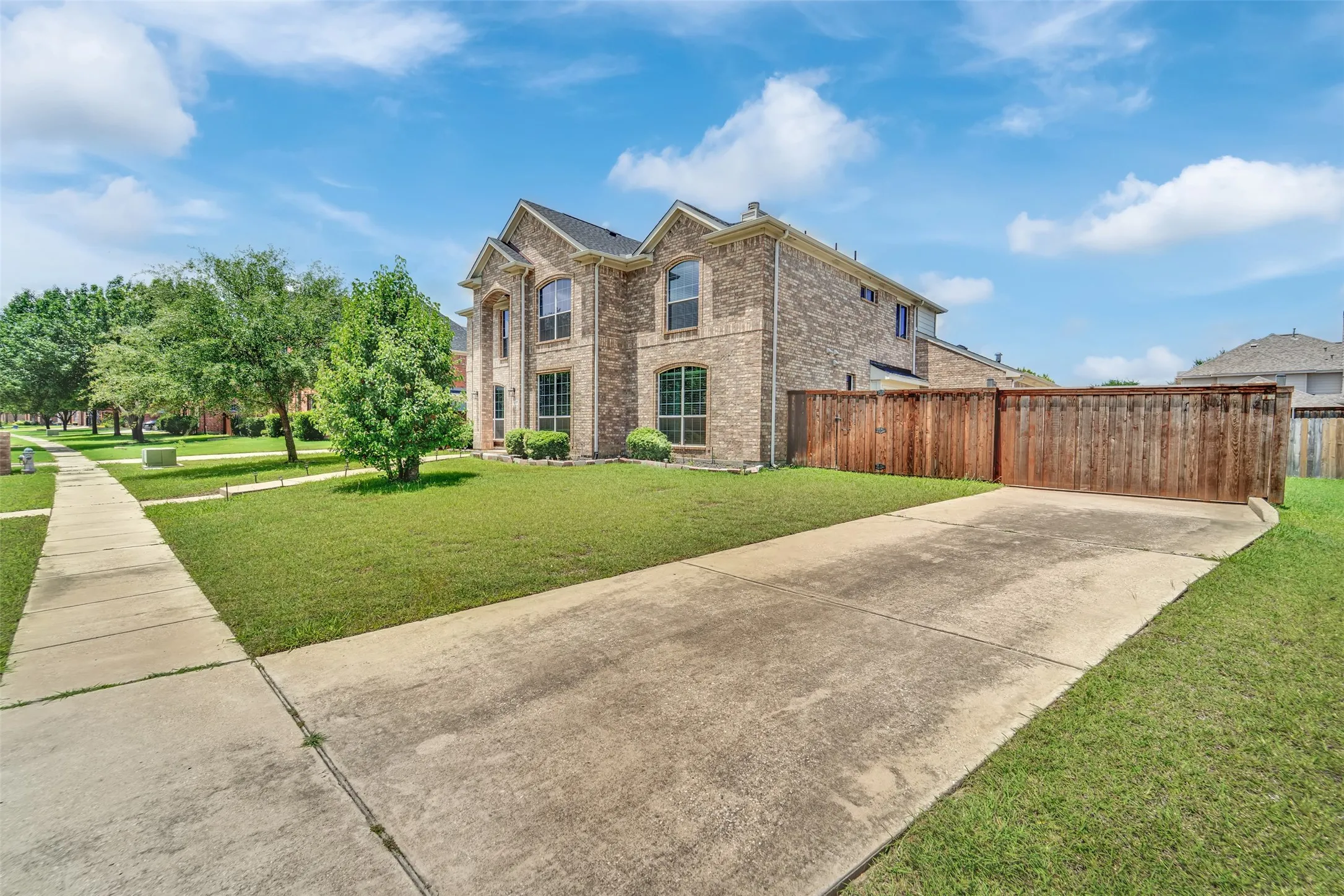 Single Family Residence For Sale in Collin County , 615 Lone Ridge Way, Murphy, Texas 75094, 5 Bedroom, 3 Bathroom, 3 Garage spaces, 3,244 Sqft, built in 2007, mls#21400788, Real Estate Agent in Murphy, Homes For Sale in Collin county, Homes For Sale in Murphy, Realtor in Murphy Texas, Real Estate Brokerage Independent Realty Texas, Luminita Cordes Realtor