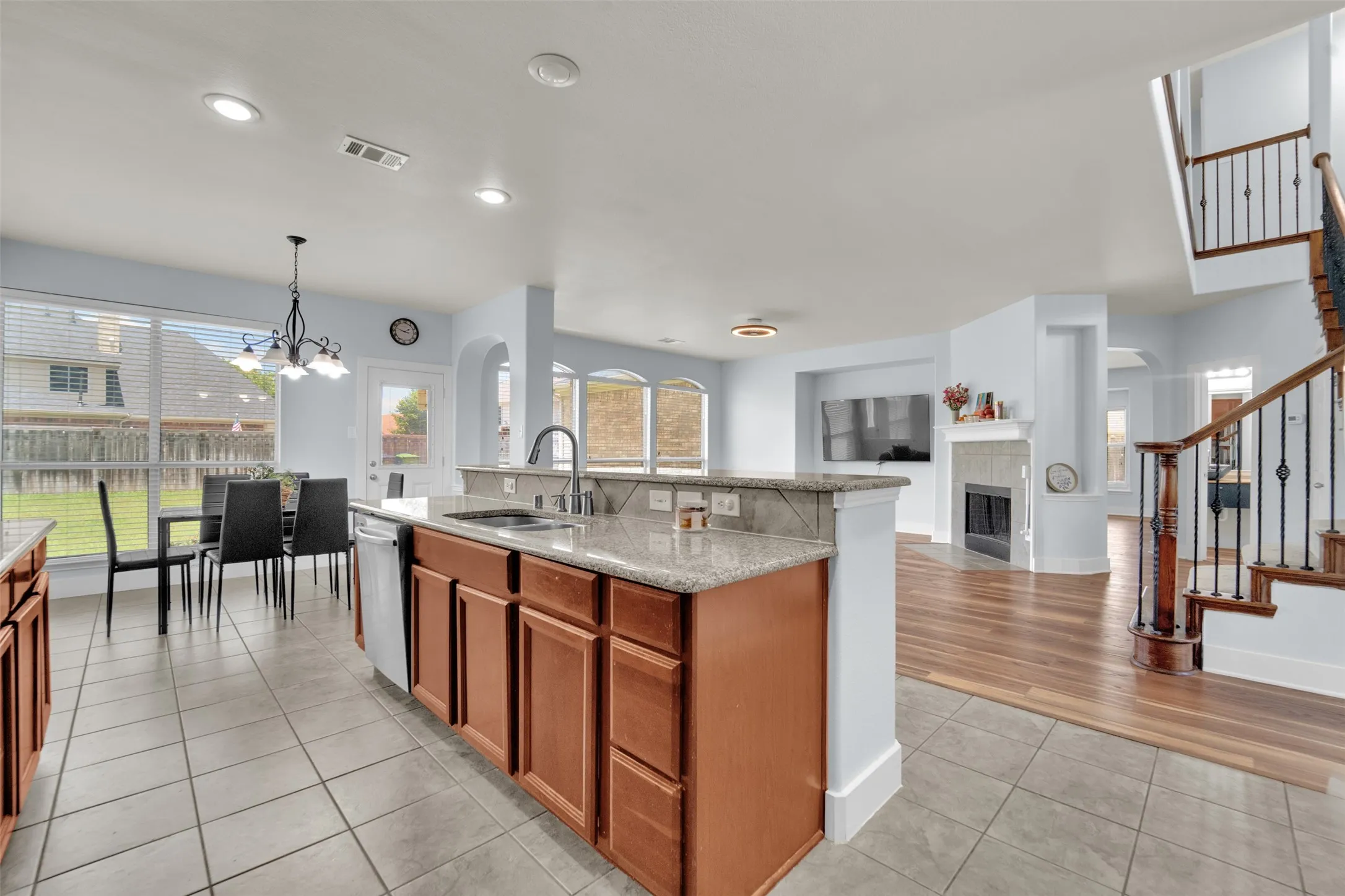 Single Family Residence For Sale in Collin County , 615 Lone Ridge Way, Murphy, Texas 75094, 5 Bedroom, 3 Bathroom, 3 Garage spaces, 3,244 Sqft, built in 2007, mls#21400788, Real Estate Agent in Murphy, Homes For Sale in Collin county, Homes For Sale in Murphy, Realtor in Murphy Texas, Real Estate Brokerage Independent Realty Texas, Luminita Cordes Realtor