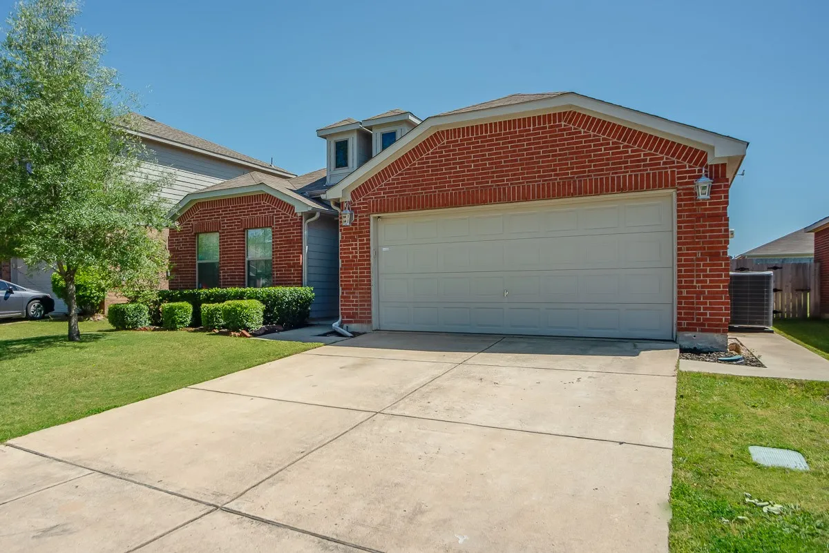 Single Family Residence For Sale in Denton County , 8812 Trailblazer Drive, Cross Roads, Texas 76227, 4 Bedroom, 2 Bathroom, 2 Garage spaces, 1,816 Sqft, built in 2007, mls#21399560, Real Estate Agent in Cross Roads, Homes For Sale in Denton county, Homes For Sale in Cross Roads, Realtor in Cross Roads Texas, Real Estate Brokerage Independent Realty Texas, Luminita Cordes Realtor