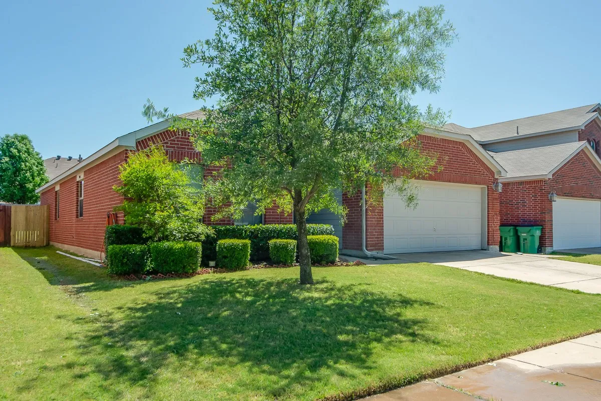 Single Family Residence For Sale in Denton County , 8812 Trailblazer Drive, Cross Roads, Texas 76227, 4 Bedroom, 2 Bathroom, 2 Garage spaces, 1,816 Sqft, built in 2007, mls#21399560, Real Estate Agent in Cross Roads, Homes For Sale in Denton county, Homes For Sale in Cross Roads, Realtor in Cross Roads Texas, Real Estate Brokerage Independent Realty Texas, Luminita Cordes Realtor