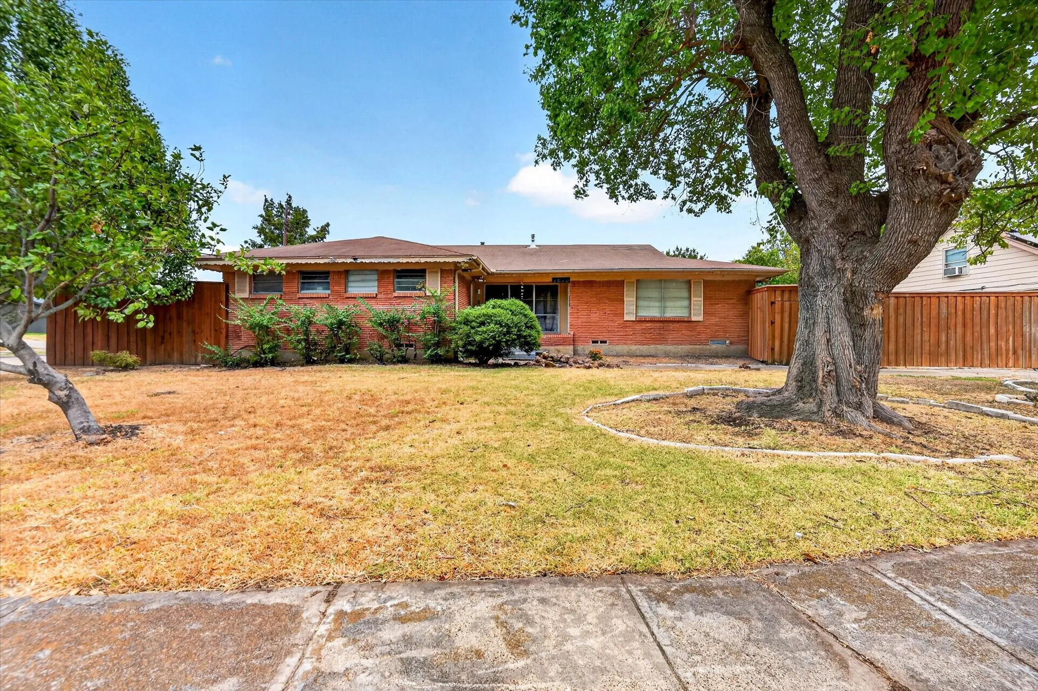 Single Family Residence For Sale in Dallas County , 2620 Greenland Drive, Mesquite, Texas 75150, 3 Bedroom, 2 Bathroom, 2 Garage spaces, 1,474 Sqft, built in 1960, mls#21397557, Real Estate Agent in Mesquite, Homes For Sale in Dallas county, Homes For Sale in Mesquite, Realtor in Mesquite Texas, Real Estate Brokerage Independent Realty Texas, Luminita Cordes Realtor