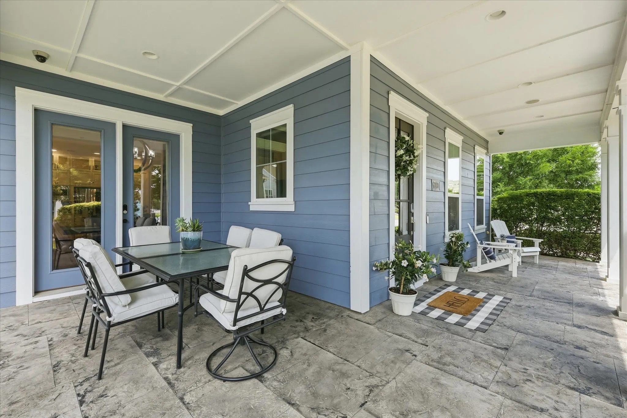 The doors here open up into the kitchen for flexible indoor/outdoor eatinng options