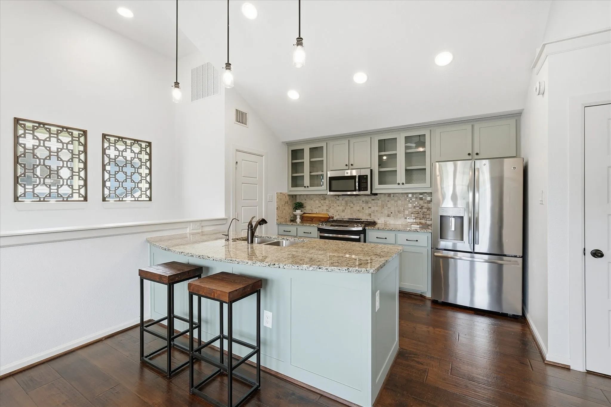 Above garage apartment with full kitchen