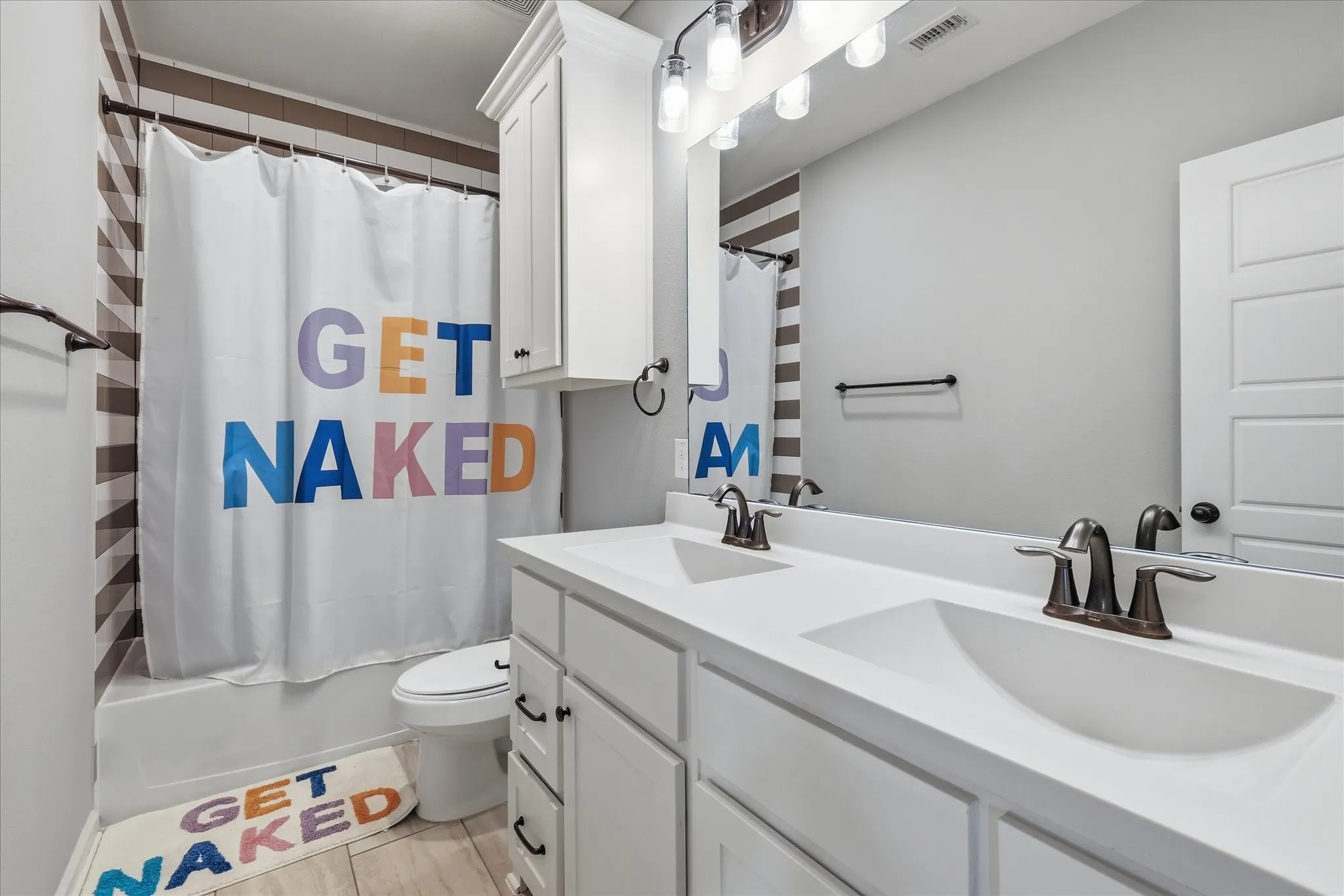 Full bath for bedroom 3&4 upstairs