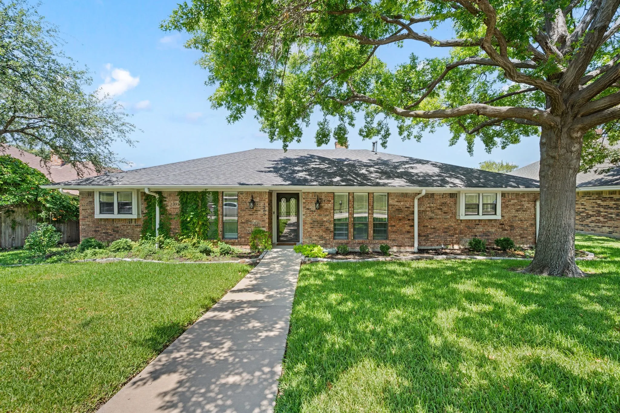 Single Family Residence For Rent in Dallas County , 1305 Tierra Calle, Carrollton, Texas 75006, 3 Bedroom, 2 Bathroom, 2 Garage spaces, 2,073 Sqft, built in 1977, mls#21400792, Real Estate Agent in Carrollton, Homes For Rent in Dallas county, Homes For Rent in Carrollton, Realtor in Carrollton Texas, Real Estate Brokerage Independent Realty Texas, Luminita Cordes Realtor