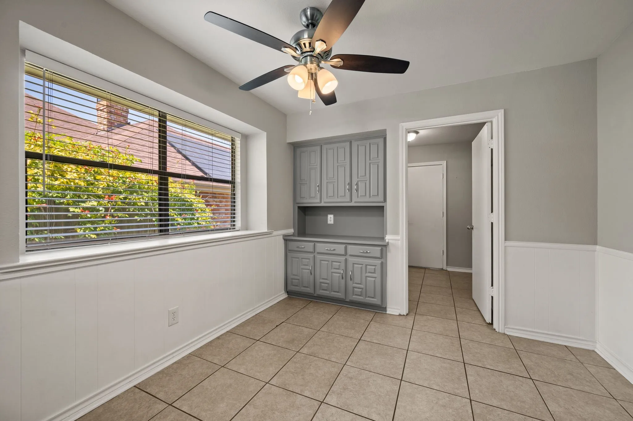 Single Family Residence For Rent in Dallas County , 1305 Tierra Calle, Carrollton, Texas 75006, 3 Bedroom, 2 Bathroom, 2 Garage spaces, 2,073 Sqft, built in 1977, mls#21400792, Real Estate Agent in Carrollton, Homes For Rent in Dallas county, Homes For Rent in Carrollton, Realtor in Carrollton Texas, Real Estate Brokerage Independent Realty Texas, Luminita Cordes Realtor