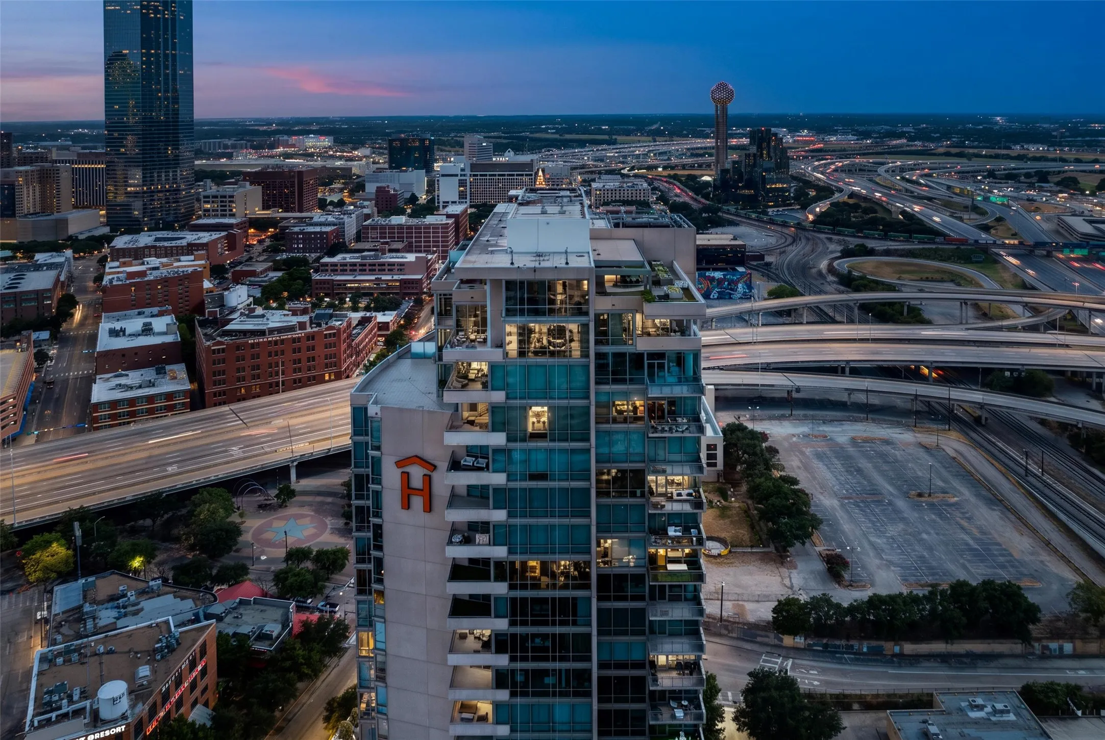 Condominium For Sale in Dallas County , 2200 Victory Avenue 2701, Dallas, Texas 75219, 3 Bedroom, 5 Bathroom, 2 Garage spaces, 4,857 Sqft, built in 2007, mls#21374778, Real Estate Agent in Dallas, Homes For Sale in Dallas county, Homes For Sale in Dallas, Realtor in Dallas Texas, Real Estate Brokerage Independent Realty Texas, Luminita Cordes Realtor