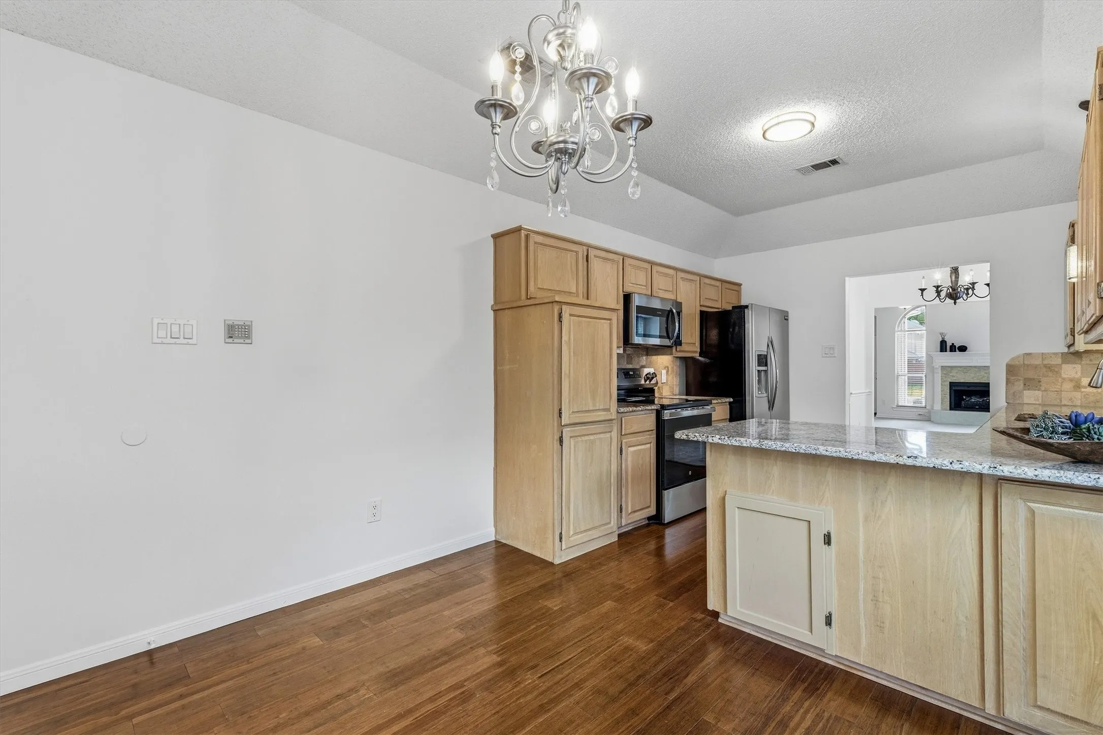 Single Family Residence For Sale in Denton County , 2031 Greenview Drive A, Carrollton, Texas 75010, 3 Bedroom, 2 Bathroom, 2 Garage spaces, 1,351 Sqft, built in 1991, mls#21398004, Real Estate Agent in Carrollton, Homes For Sale in Denton county, Homes For Sale in Carrollton, Realtor in Carrollton Texas, Real Estate Brokerage Independent Realty Texas, Luminita Cordes Realtor