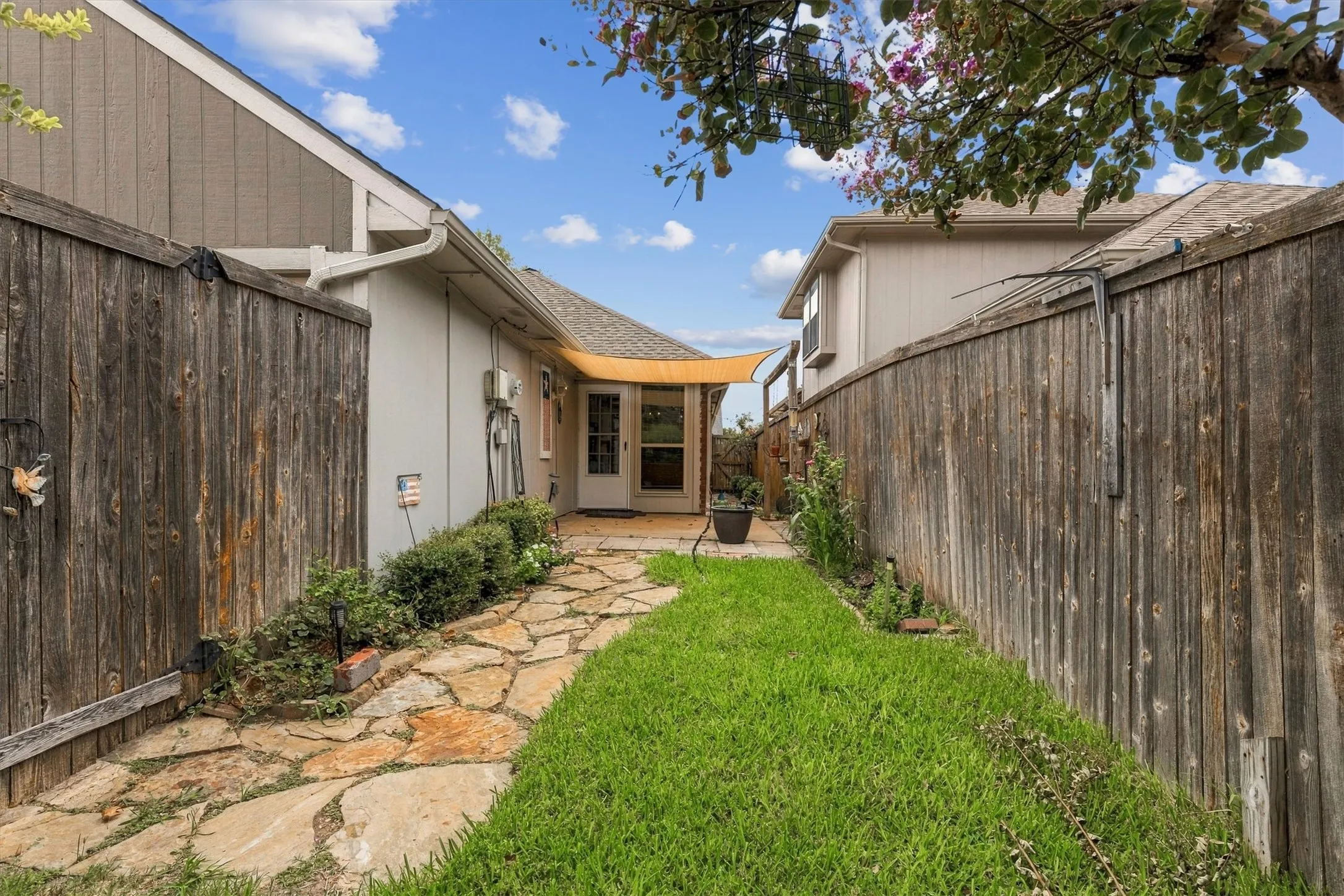 Single Family Residence For Sale in Denton County , 2031 Greenview Drive A, Carrollton, Texas 75010, 3 Bedroom, 2 Bathroom, 2 Garage spaces, 1,351 Sqft, built in 1991, mls#21398004, Real Estate Agent in Carrollton, Homes For Sale in Denton county, Homes For Sale in Carrollton, Realtor in Carrollton Texas, Real Estate Brokerage Independent Realty Texas, Luminita Cordes Realtor