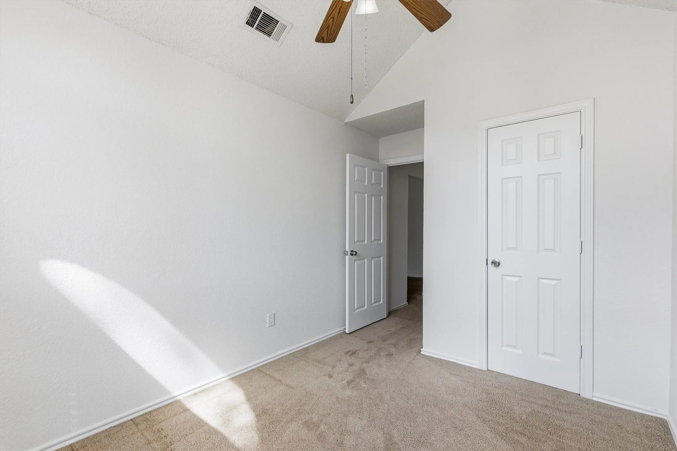 Single Family Residence For Sale in Denton County , 2031 Greenview Drive A, Carrollton, Texas 75010, 3 Bedroom, 2 Bathroom, 2 Garage spaces, 1,351 Sqft, built in 1991, mls#21398004, Real Estate Agent in Carrollton, Homes For Sale in Denton county, Homes For Sale in Carrollton, Realtor in Carrollton Texas, Real Estate Brokerage Independent Realty Texas, Luminita Cordes Realtor