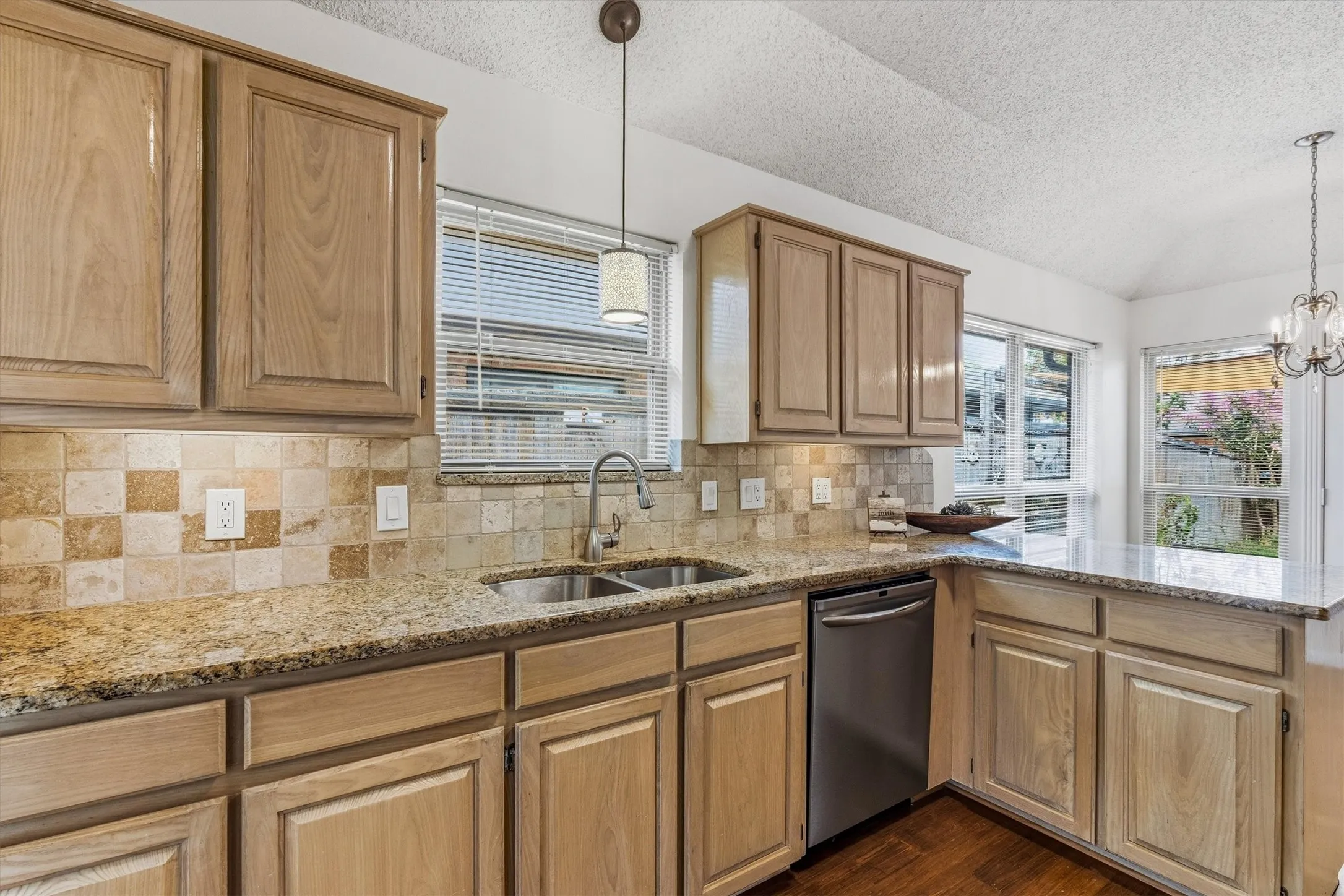 Single Family Residence For Sale in Denton County , 2031 Greenview Drive A, Carrollton, Texas 75010, 3 Bedroom, 2 Bathroom, 2 Garage spaces, 1,351 Sqft, built in 1991, mls#21398004, Real Estate Agent in Carrollton, Homes For Sale in Denton county, Homes For Sale in Carrollton, Realtor in Carrollton Texas, Real Estate Brokerage Independent Realty Texas, Luminita Cordes Realtor