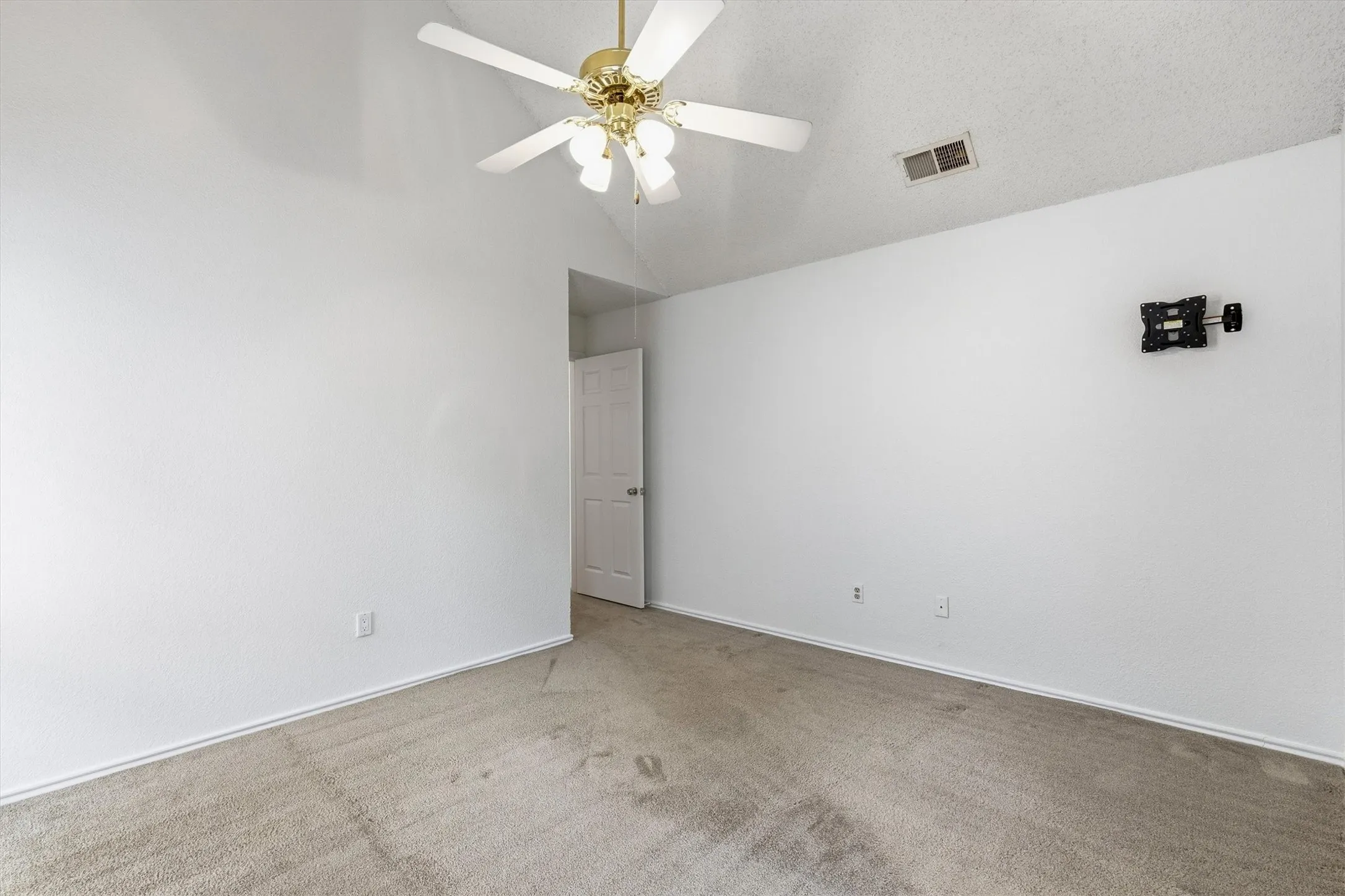 Single Family Residence For Sale in Denton County , 2031 Greenview Drive A, Carrollton, Texas 75010, 3 Bedroom, 2 Bathroom, 2 Garage spaces, 1,351 Sqft, built in 1991, mls#21398004, Real Estate Agent in Carrollton, Homes For Sale in Denton county, Homes For Sale in Carrollton, Realtor in Carrollton Texas, Real Estate Brokerage Independent Realty Texas, Luminita Cordes Realtor