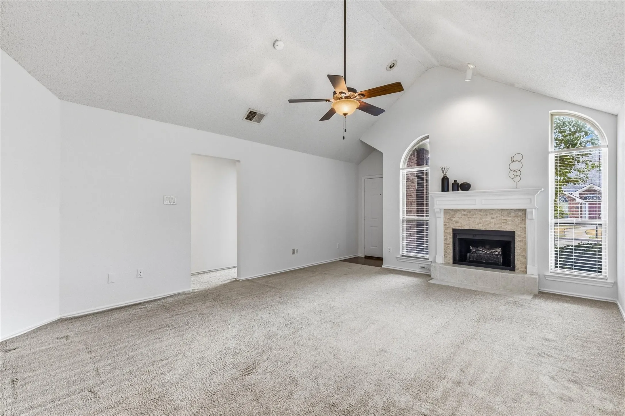 Single Family Residence For Sale in Denton County , 2031 Greenview Drive A, Carrollton, Texas 75010, 3 Bedroom, 2 Bathroom, 2 Garage spaces, 1,351 Sqft, built in 1991, mls#21398004, Real Estate Agent in Carrollton, Homes For Sale in Denton county, Homes For Sale in Carrollton, Realtor in Carrollton Texas, Real Estate Brokerage Independent Realty Texas, Luminita Cordes Realtor