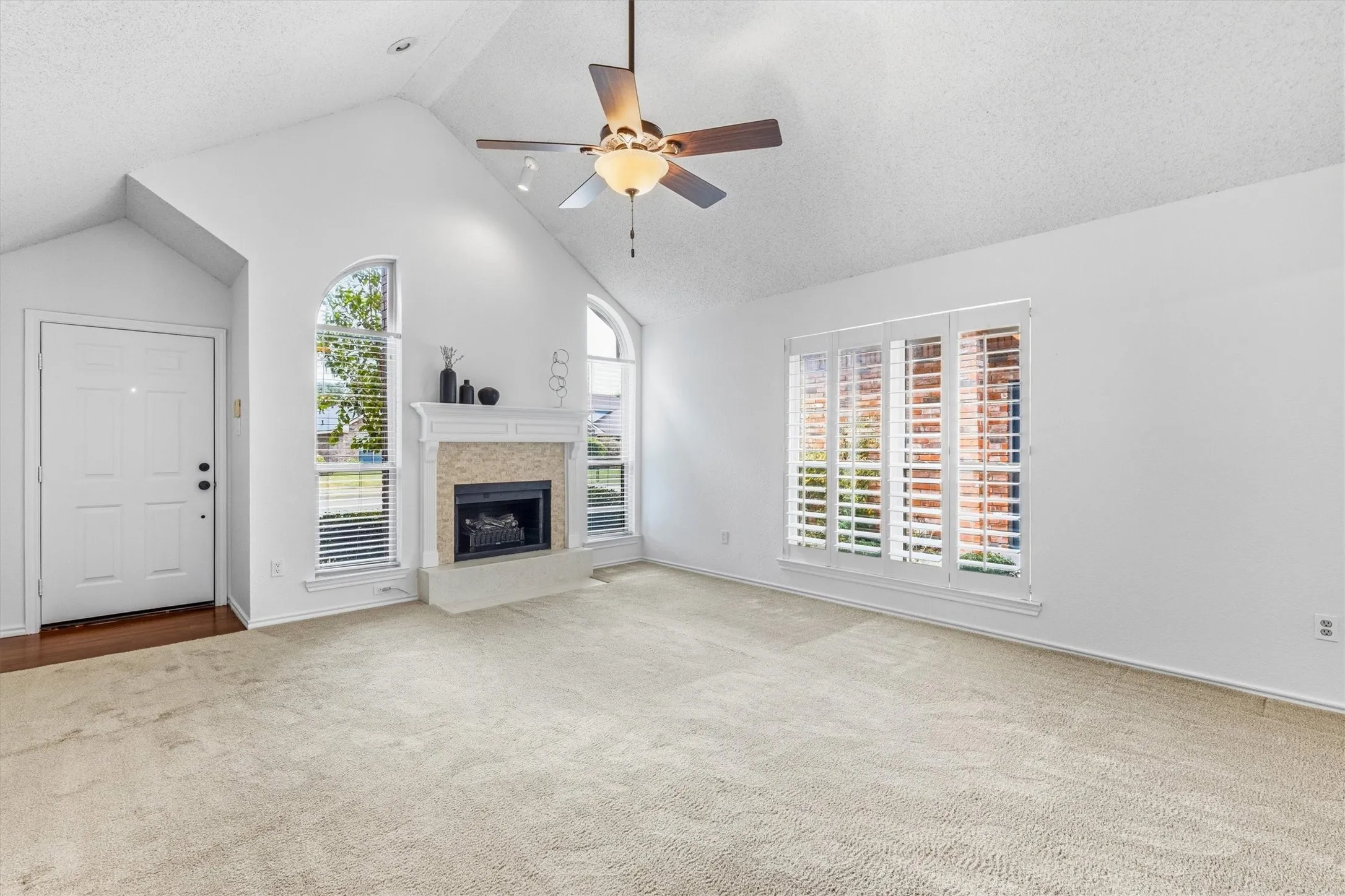 Single Family Residence For Sale in Denton County , 2031 Greenview Drive A, Carrollton, Texas 75010, 3 Bedroom, 2 Bathroom, 2 Garage spaces, 1,351 Sqft, built in 1991, mls#21398004, Real Estate Agent in Carrollton, Homes For Sale in Denton county, Homes For Sale in Carrollton, Realtor in Carrollton Texas, Real Estate Brokerage Independent Realty Texas, Luminita Cordes Realtor