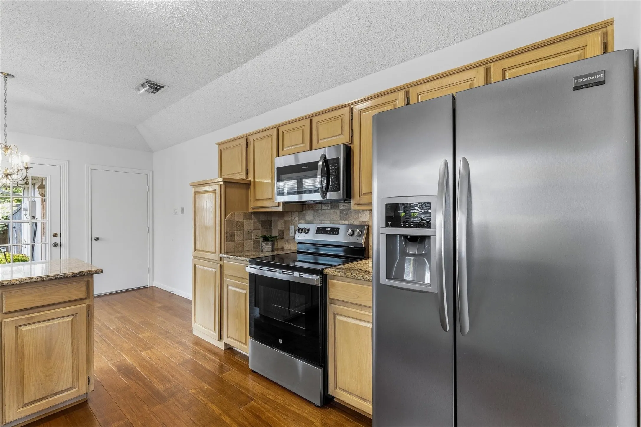 Single Family Residence For Sale in Denton County , 2031 Greenview Drive A, Carrollton, Texas 75010, 3 Bedroom, 2 Bathroom, 2 Garage spaces, 1,351 Sqft, built in 1991, mls#21398004, Real Estate Agent in Carrollton, Homes For Sale in Denton county, Homes For Sale in Carrollton, Realtor in Carrollton Texas, Real Estate Brokerage Independent Realty Texas, Luminita Cordes Realtor