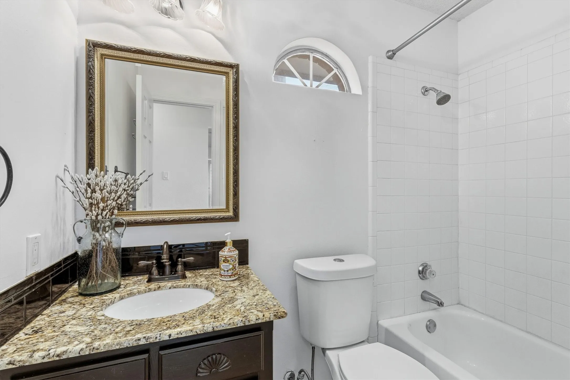 Single Family Residence For Sale in Denton County , 2031 Greenview Drive A, Carrollton, Texas 75010, 3 Bedroom, 2 Bathroom, 2 Garage spaces, 1,351 Sqft, built in 1991, mls#21398004, Real Estate Agent in Carrollton, Homes For Sale in Denton county, Homes For Sale in Carrollton, Realtor in Carrollton Texas, Real Estate Brokerage Independent Realty Texas, Luminita Cordes Realtor